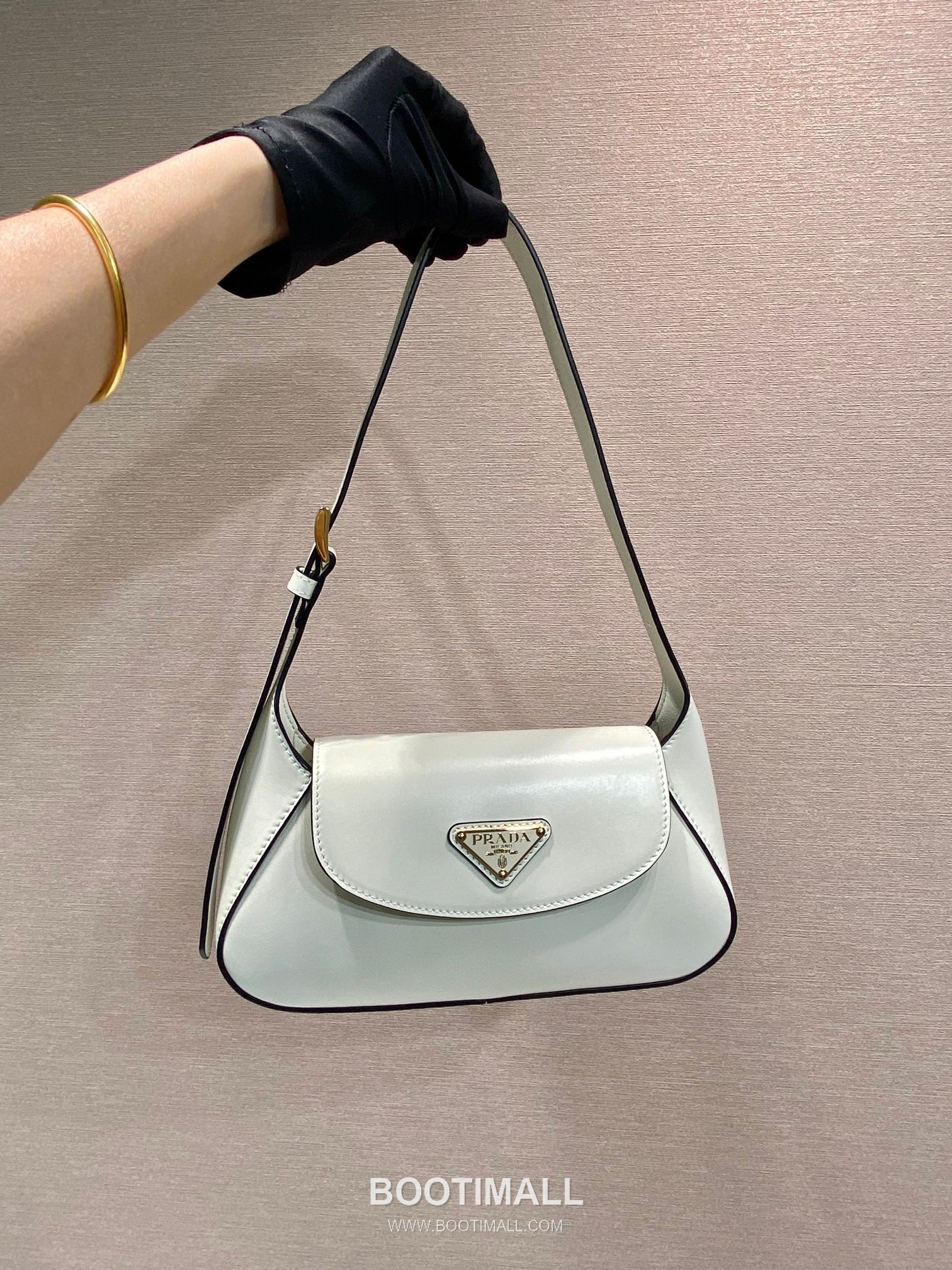 Prada Calfskin Leather Shoulder Bag with Magnetic Flap and Adjustable Handle 프라다 카프스킨 가죽 마그네틱 플랩 조절 핸들 숄더백 1BD358 25cm 10