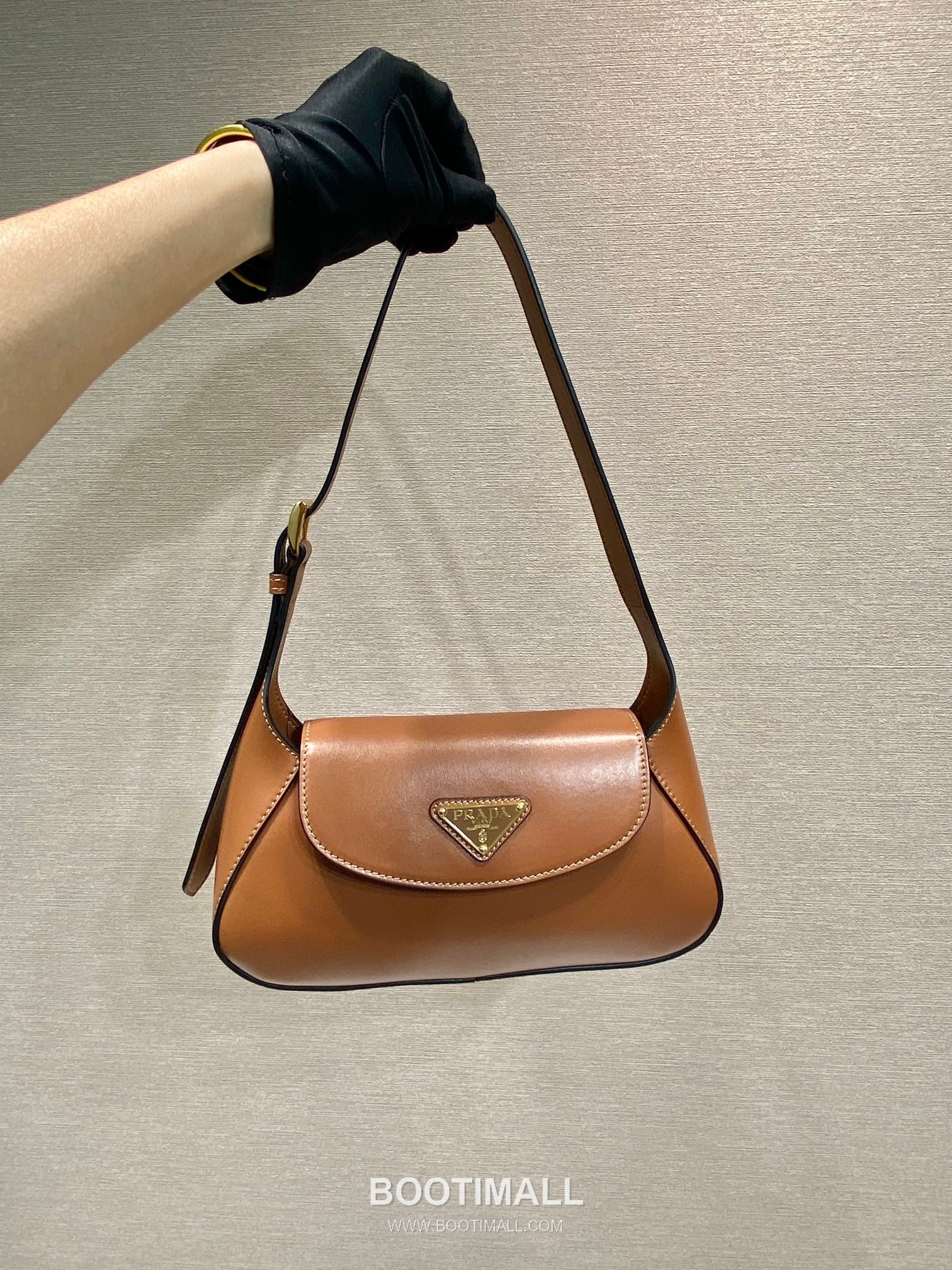 Prada Calfskin Leather Shoulder Bag with Magnetic Flap and Adjustable Handle 프라다 카프스킨 가죽 마그네틱 플랩 조절 핸들 숄더백 1BD358 25cm 12