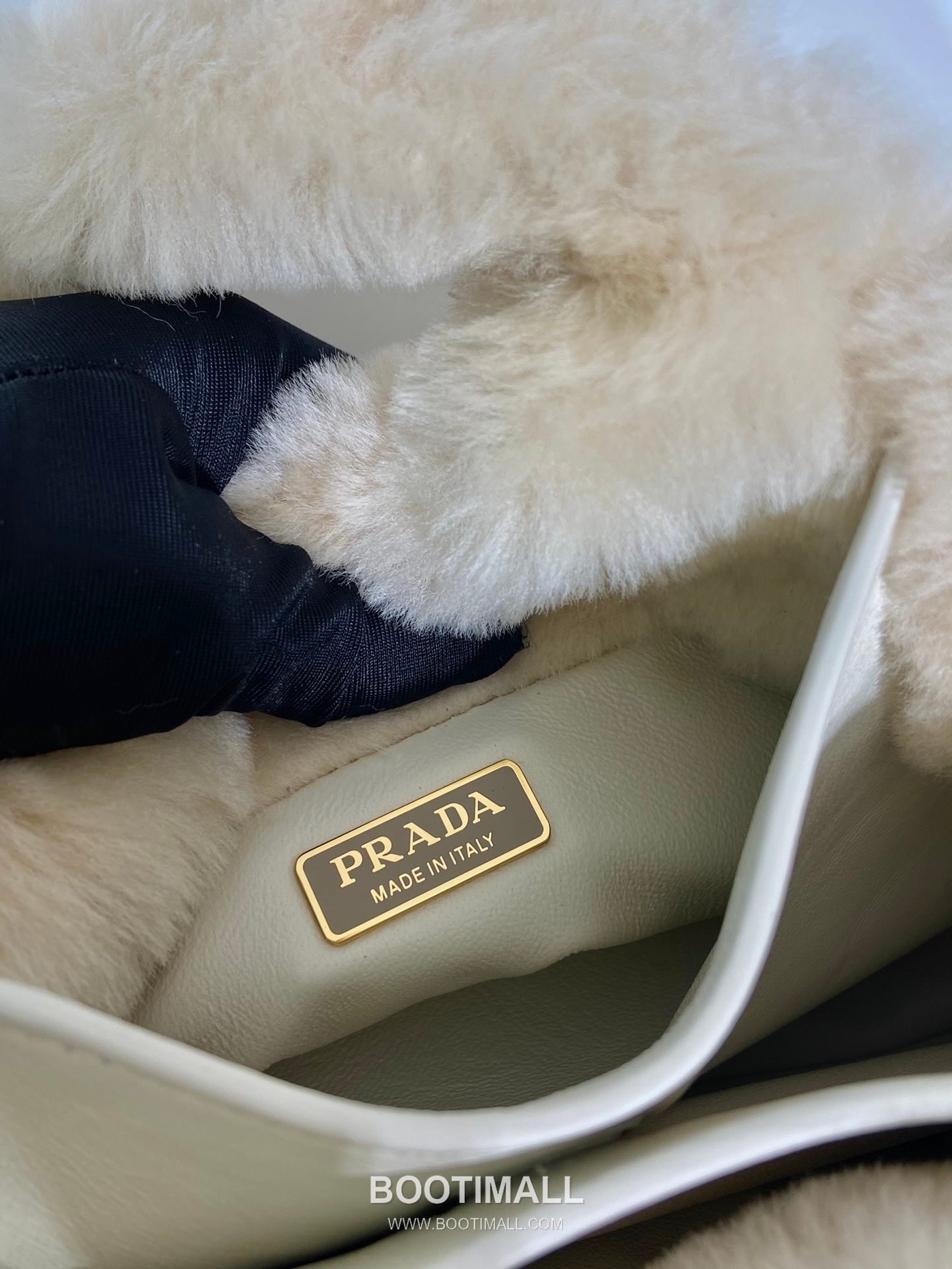Prada Wool Bucket Bag with Enamel Triangle Logo and Magnetic Closure 프라다 울 에나멜 삼각로고 버킷백 1BA349 18cm 11