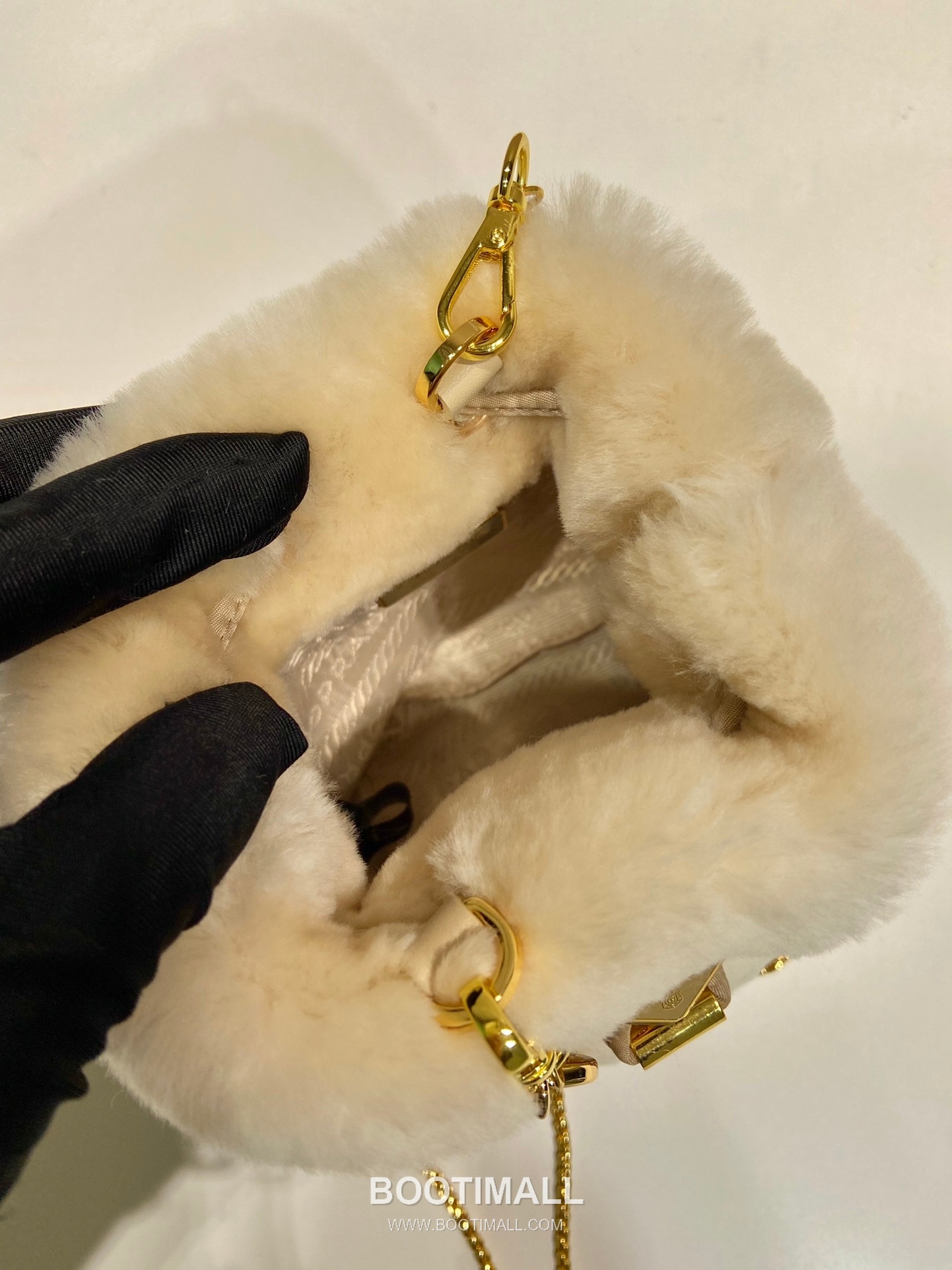 Prada Wool Mini Bucket Bag with Chain Strap and Enamel Triangle Logo 프라다 울 체인 스트랩 미니 버킷백 1NR016 9cm 7