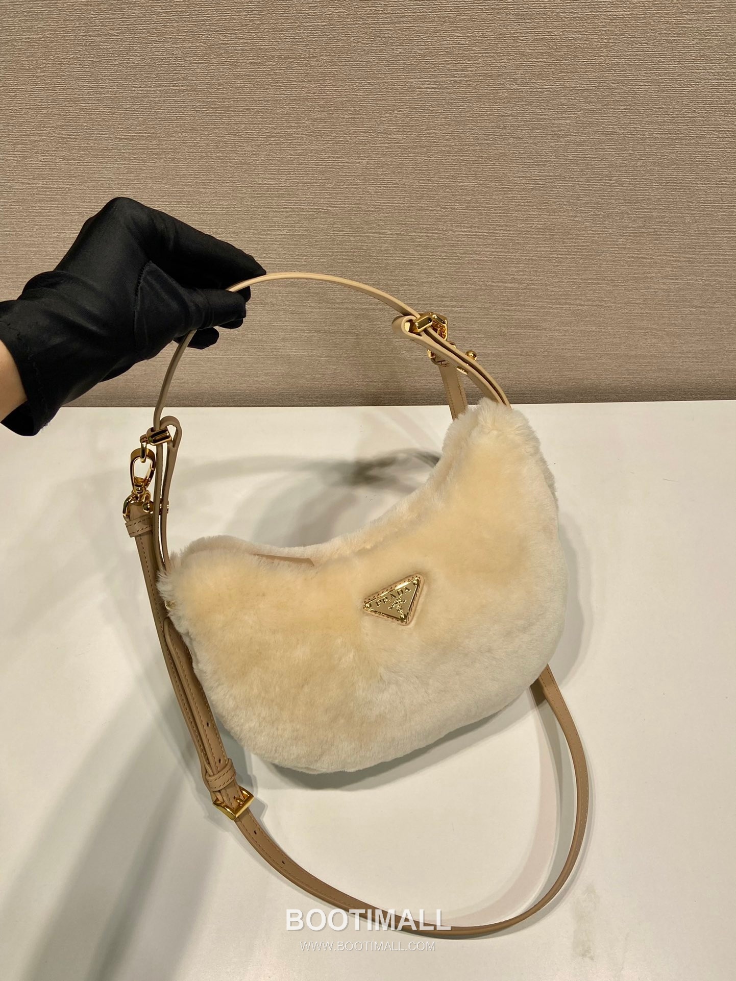 Prada Wool Leather Moon Shoulder Bag with Dual Strap and Curved Design 프라다 울 레더 듀얼 스트랩 문 숄더백 1BC194 22.5cm 3