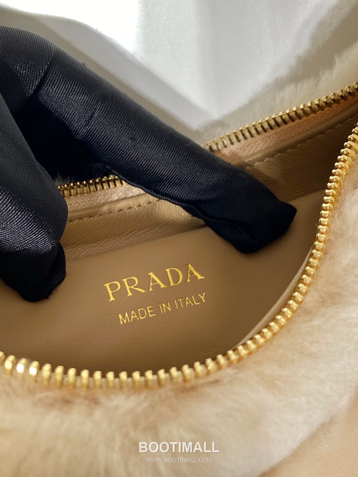 Prada Wool Leather Moon Shoulder Bag with Dual Strap and Curved Design 프라다 울 레더 듀얼 스트랩 문 숄더백 1BC194 22.5cm 9