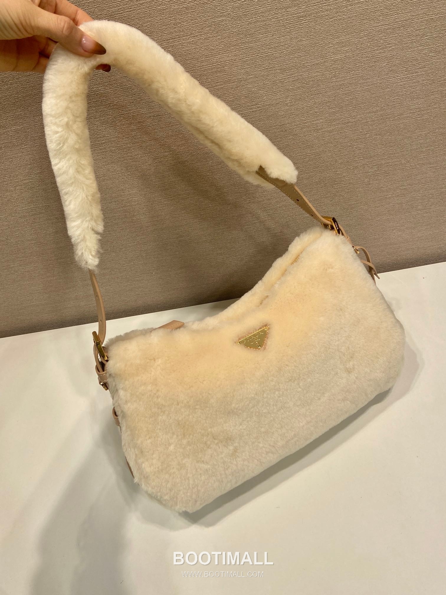 Prada Aimee Wool Lambskin Hobo Shoulder Bag with Enamel Triangle Logo 프라다 에이미 울 램스킨 삼각로고 호보 숄더백 1BC229 31cm 3