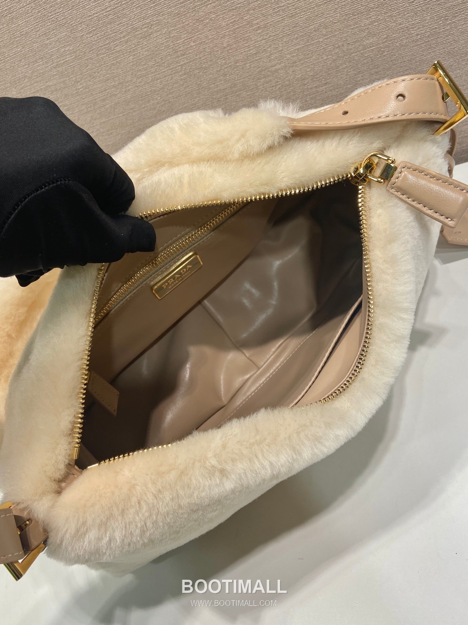 Prada Aimee Wool Lambskin Hobo Shoulder Bag with Enamel Triangle Logo 프라다 에이미 울 램스킨 삼각로고 호보 숄더백 1BC229 31cm 8