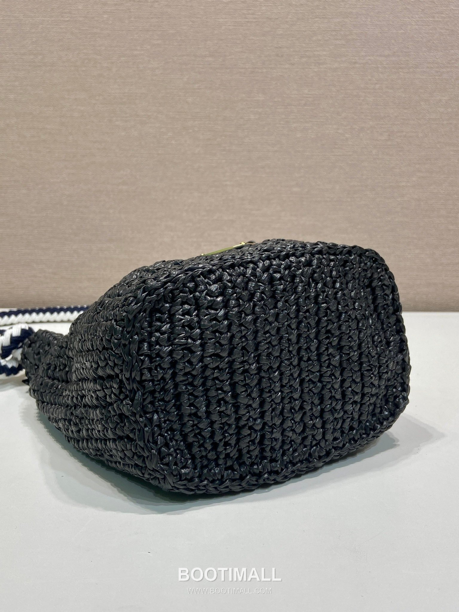 Prada Raffia Woven Bucket Bag with Leather Strap and Drawstring Closure 프라다 라피아 우븐 레더 스트랩 버킷백 1BE068 19.5cm 7
