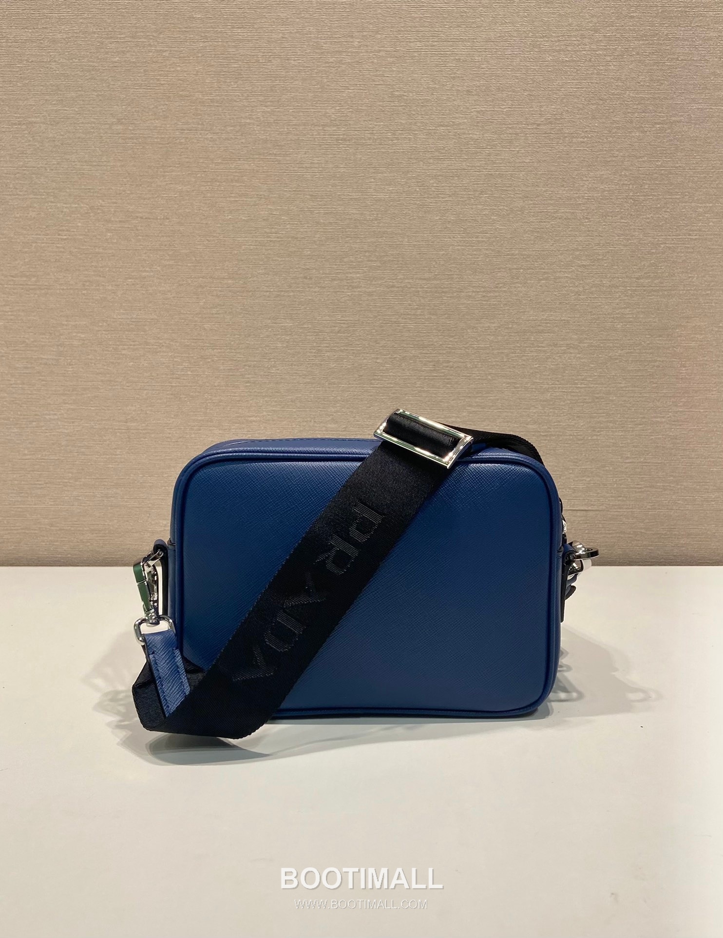 Prada Saffiano Leather Shoulder Bag with Triangle Logo and Nylon Strap 프라다 사피아노 레더 삼각로고 나일론 스트랩 숄더백 2VH170 20cm 3