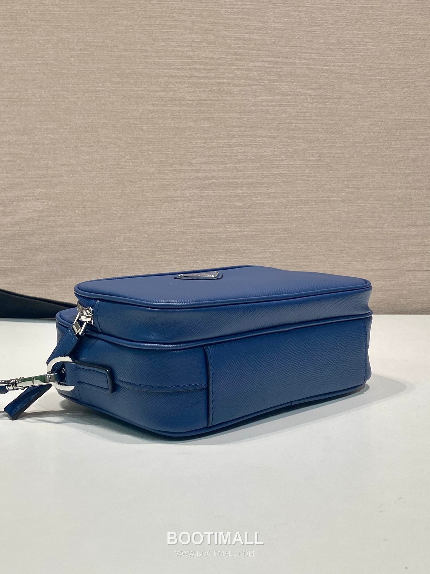 Prada Saffiano Leather Shoulder Bag with Triangle Logo and Nylon Strap 프라다 사피아노 레더 삼각로고 나일론 스트랩 숄더백 2VH170 20cm 5