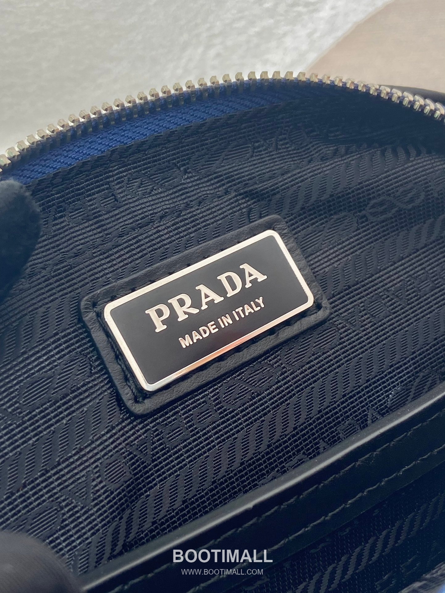 Prada Saffiano Leather Shoulder Bag with Triangle Logo and Nylon Strap 프라다 사피아노 레더 삼각로고 나일론 스트랩 숄더백 2VH170 20cm 9