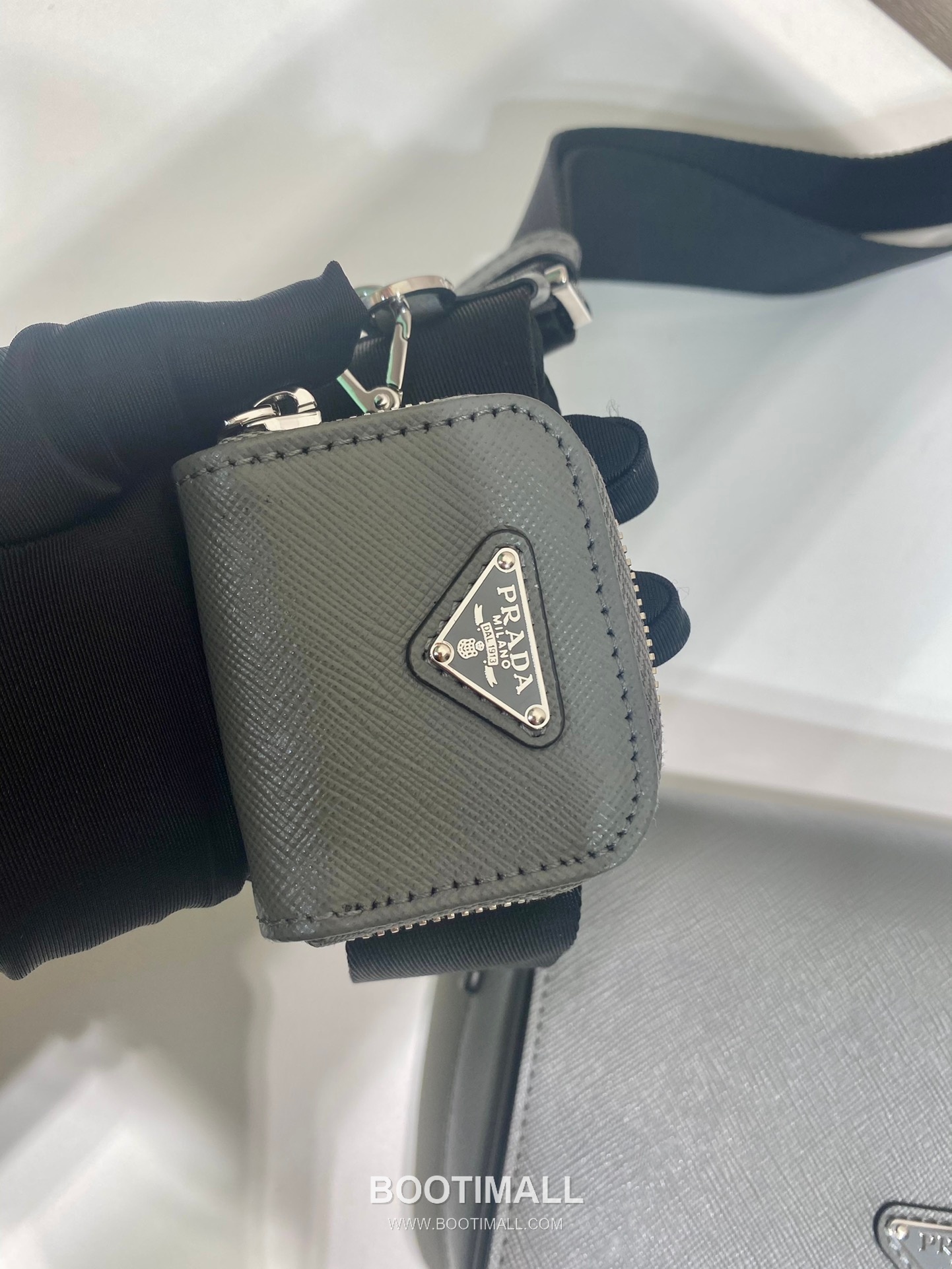 Prada Saffiano Leather Flap Shoulder Bag with Nylon Strap and Detachable Pouch 프라다 사피아노 레더 플랩 나일론 스트랩 숄더백 2VD059 22cm 5