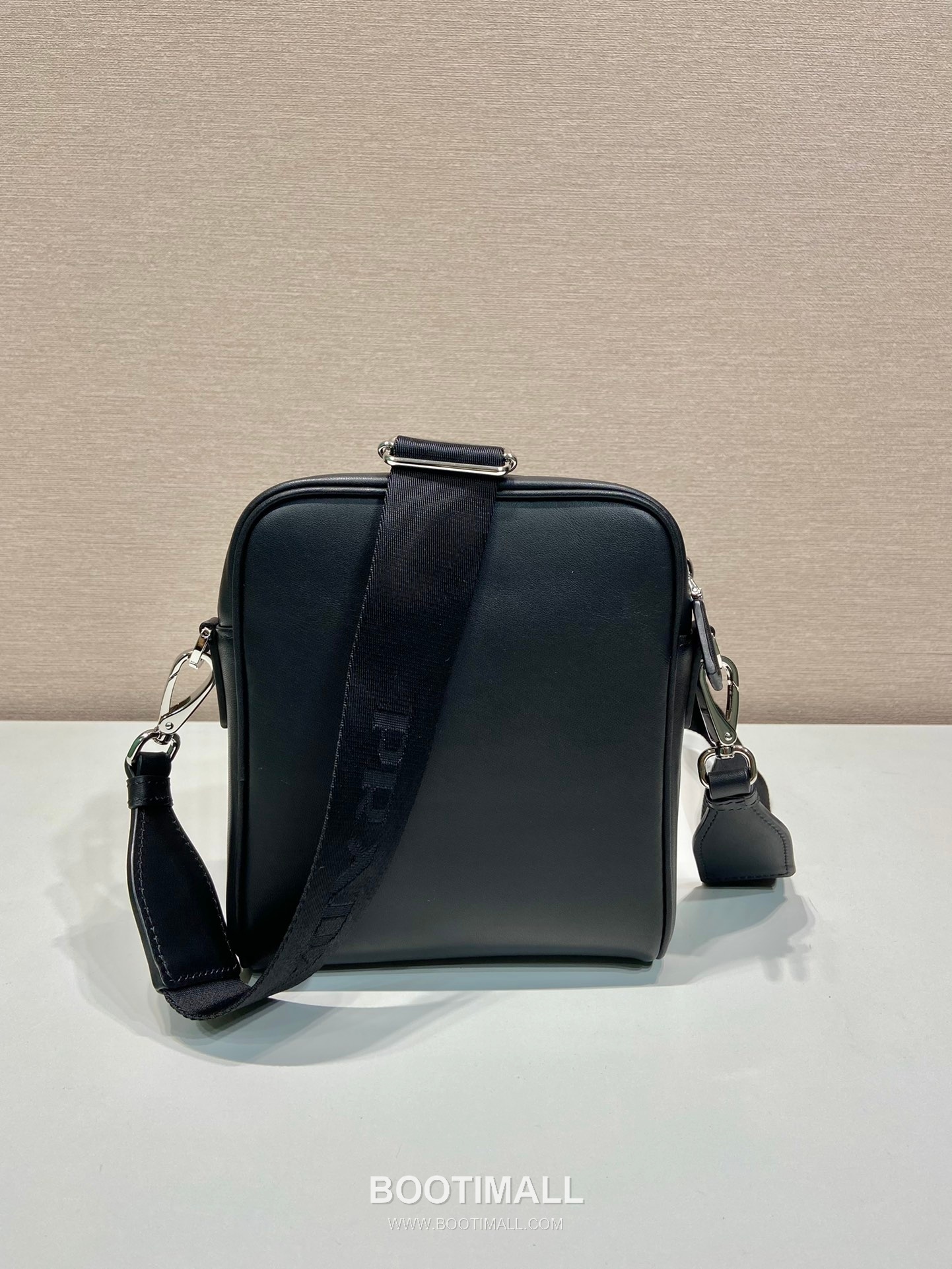 Prada Leather Crossbody Bag with Front Pocket and Triangle Logo 프라다 레더 프론트 포켓 삼각로고 크로스백 2VH168 16cm 4