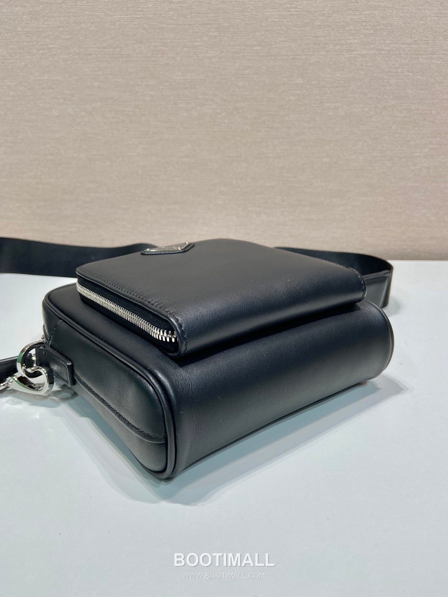 Prada Leather Crossbody Bag with Front Pocket and Triangle Logo 프라다 레더 프론트 포켓 삼각로고 크로스백 2VH168 16cm 5