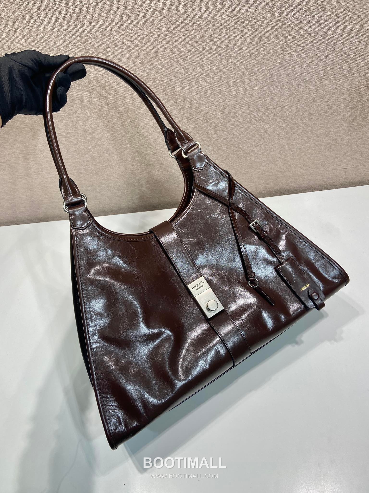 Prada Waxed Leather Top Handle Tote Bag with Buckle Lock and Strap 프라다 왁스 레더 버클락 스트랩 토트백 1BG570 39cm 3