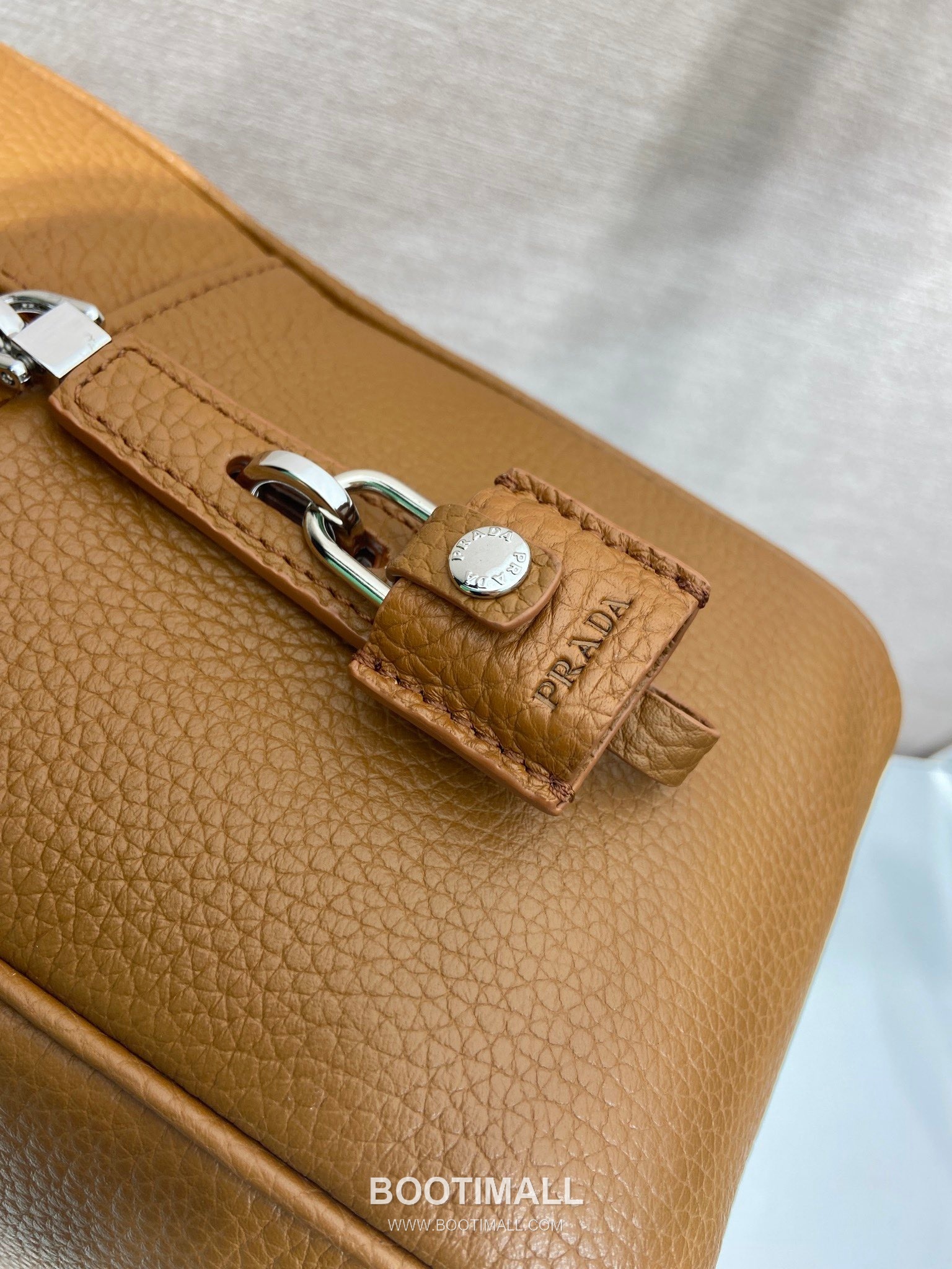 Prada Deer Leather Briefcase with Lock Closure and Name Tag Detail 프라다 디어 레더 락 클로저 네임태그 브리프케이스 2VE027 40cm 7