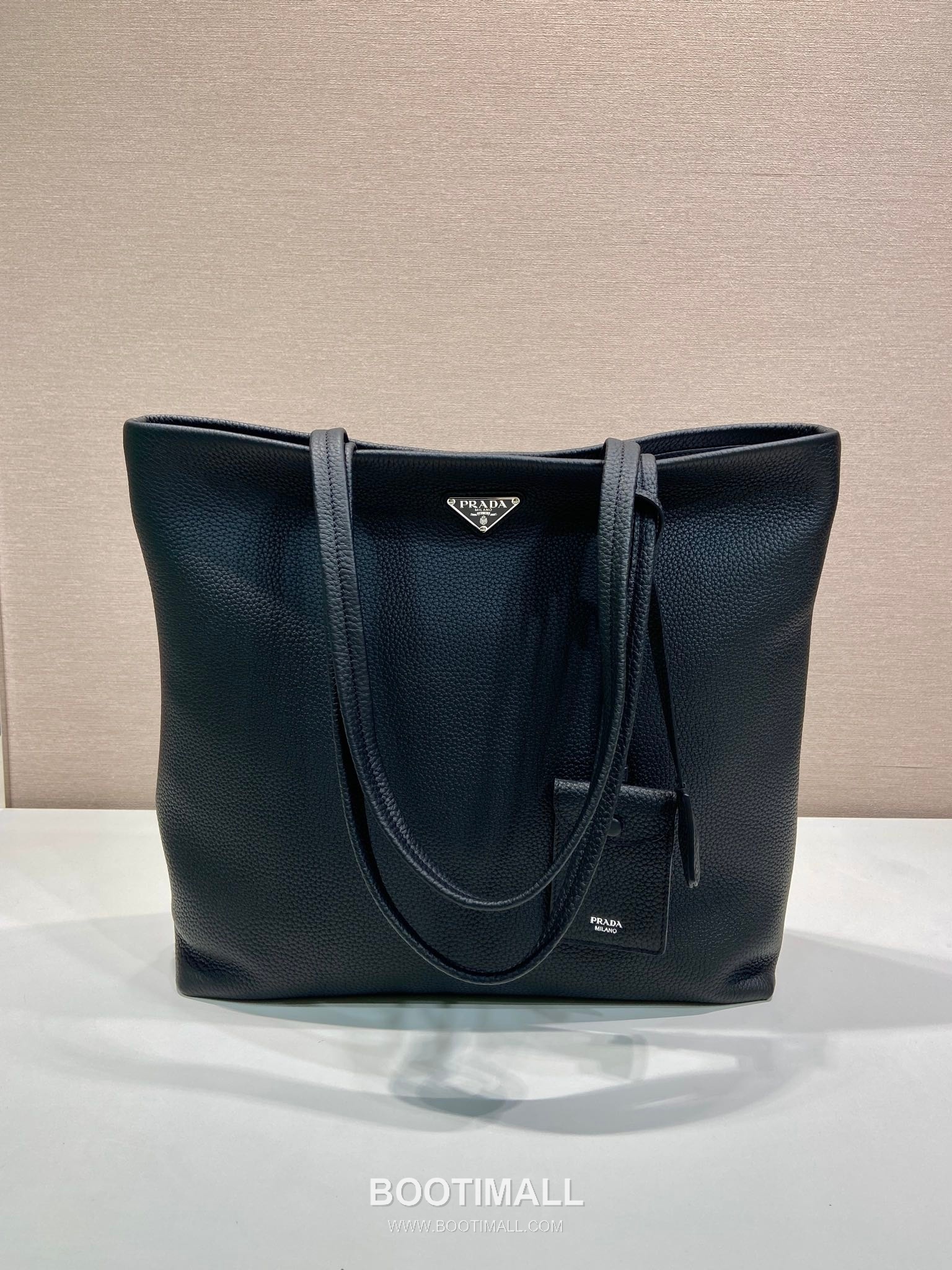 Prada Deer Grain Leather Tote Bag with Enamel Triangle Logo and Name Tag 프라다 디어 그레인 레더 삼각로고 네임태그 토트백 2VG130 38cm 1