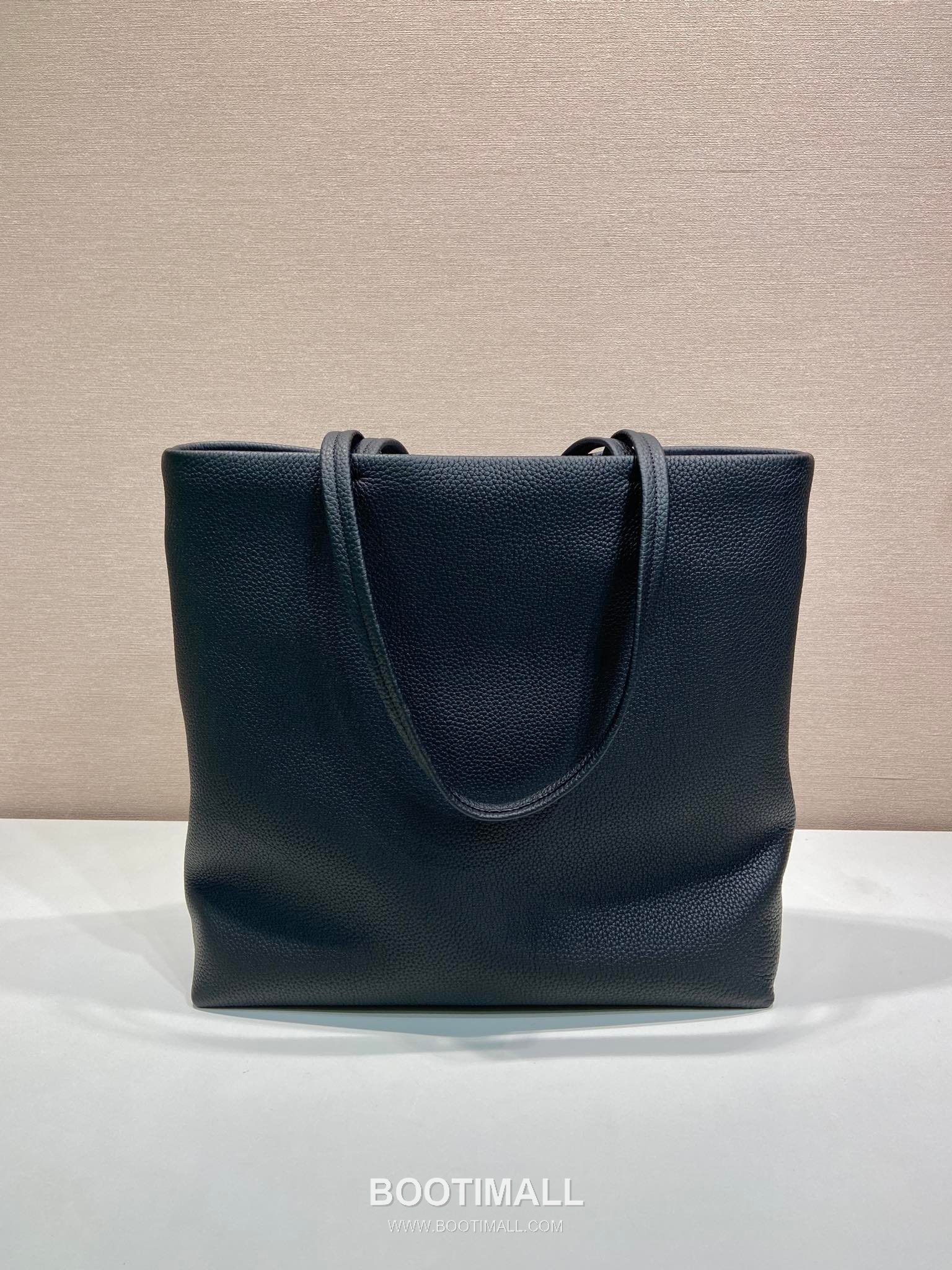 Prada Deer Grain Leather Tote Bag with Enamel Triangle Logo and Name Tag 프라다 디어 그레인 레더 삼각로고 네임태그 토트백 2VG130 38cm 4