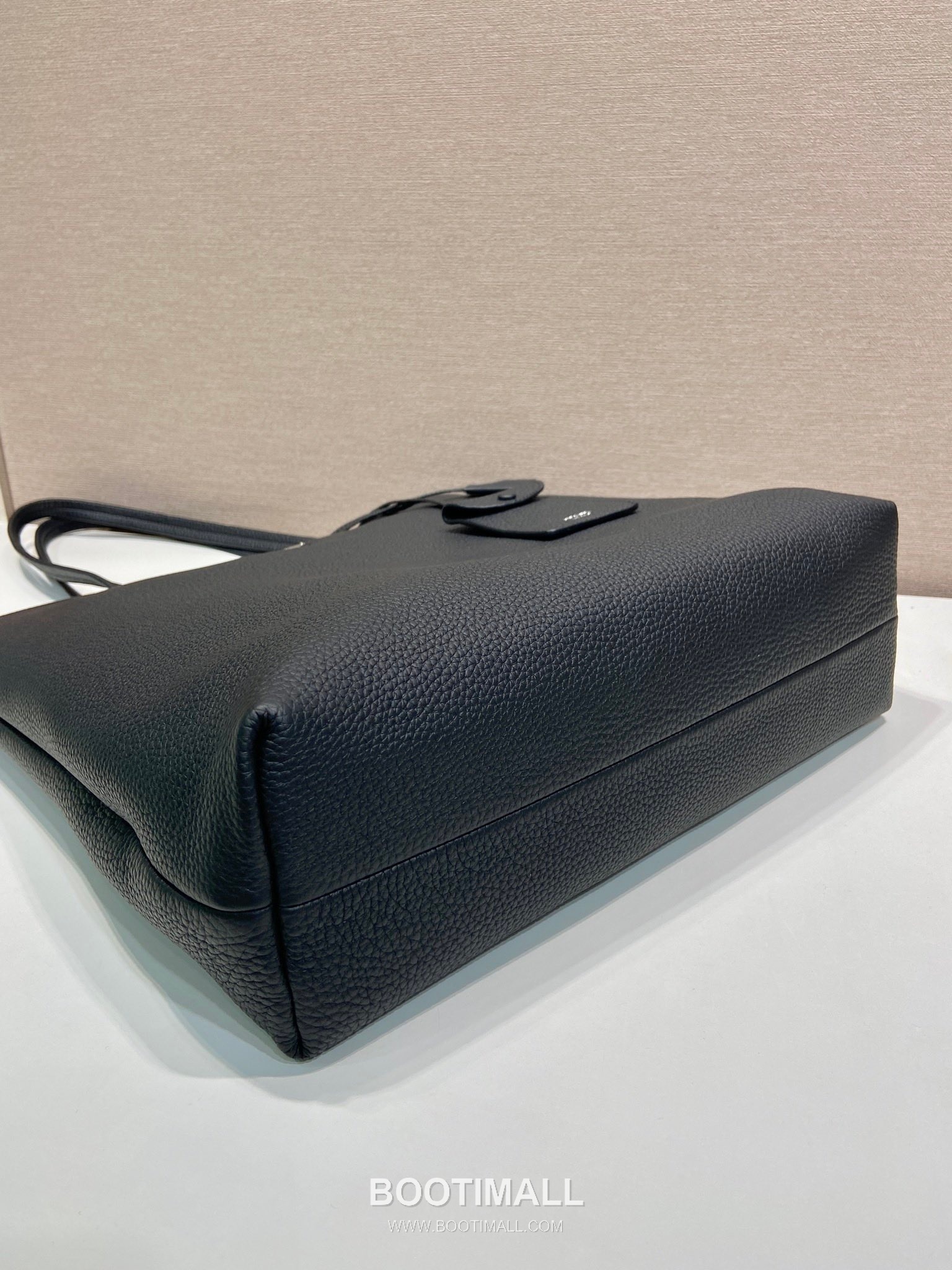 Prada Deer Grain Leather Tote Bag with Enamel Triangle Logo and Name Tag 프라다 디어 그레인 레더 삼각로고 네임태그 토트백 2VG130 38cm 5