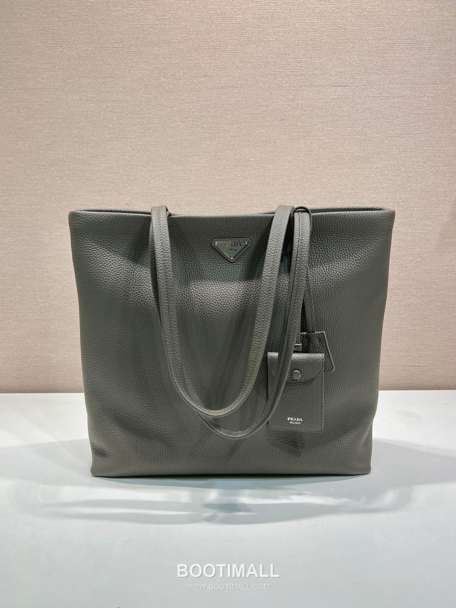 Prada Deer Grain Leather Tote Bag with Enamel Triangle Logo and Name Tag 프라다 디어 그레인 레더 삼각로고 네임태그 토트백 2VG130 38cm 1