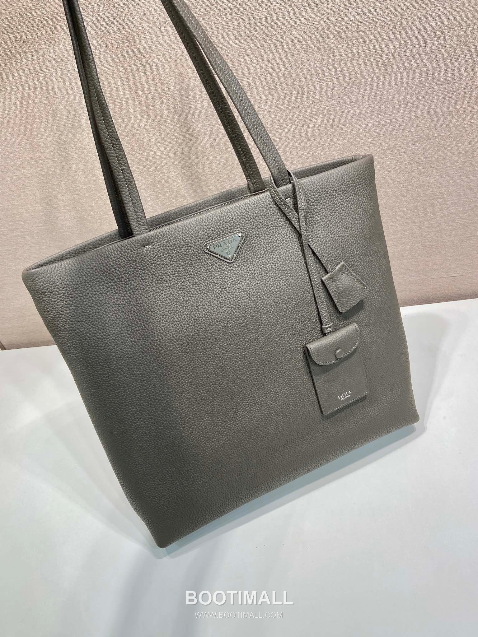 Prada Deer Grain Leather Tote Bag with Enamel Triangle Logo and Name Tag 프라다 디어 그레인 레더 삼각로고 네임태그 토트백 2VG130 38cm 3