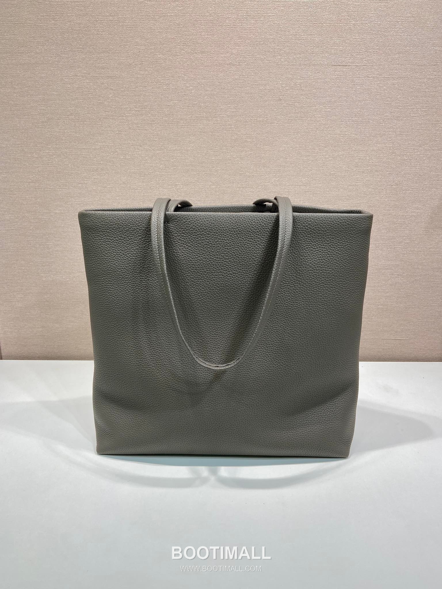 Prada Deer Grain Leather Tote Bag with Enamel Triangle Logo and Name Tag 프라다 디어 그레인 레더 삼각로고 네임태그 토트백 2VG130 38cm 4