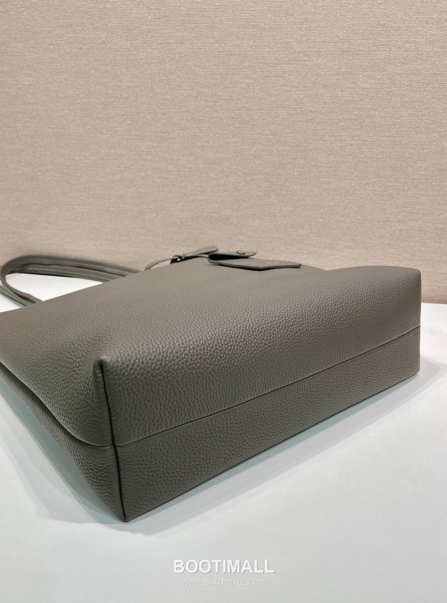 Prada Deer Grain Leather Tote Bag with Enamel Triangle Logo and Name Tag 프라다 디어 그레인 레더 삼각로고 네임태그 토트백 2VG130 38cm 5