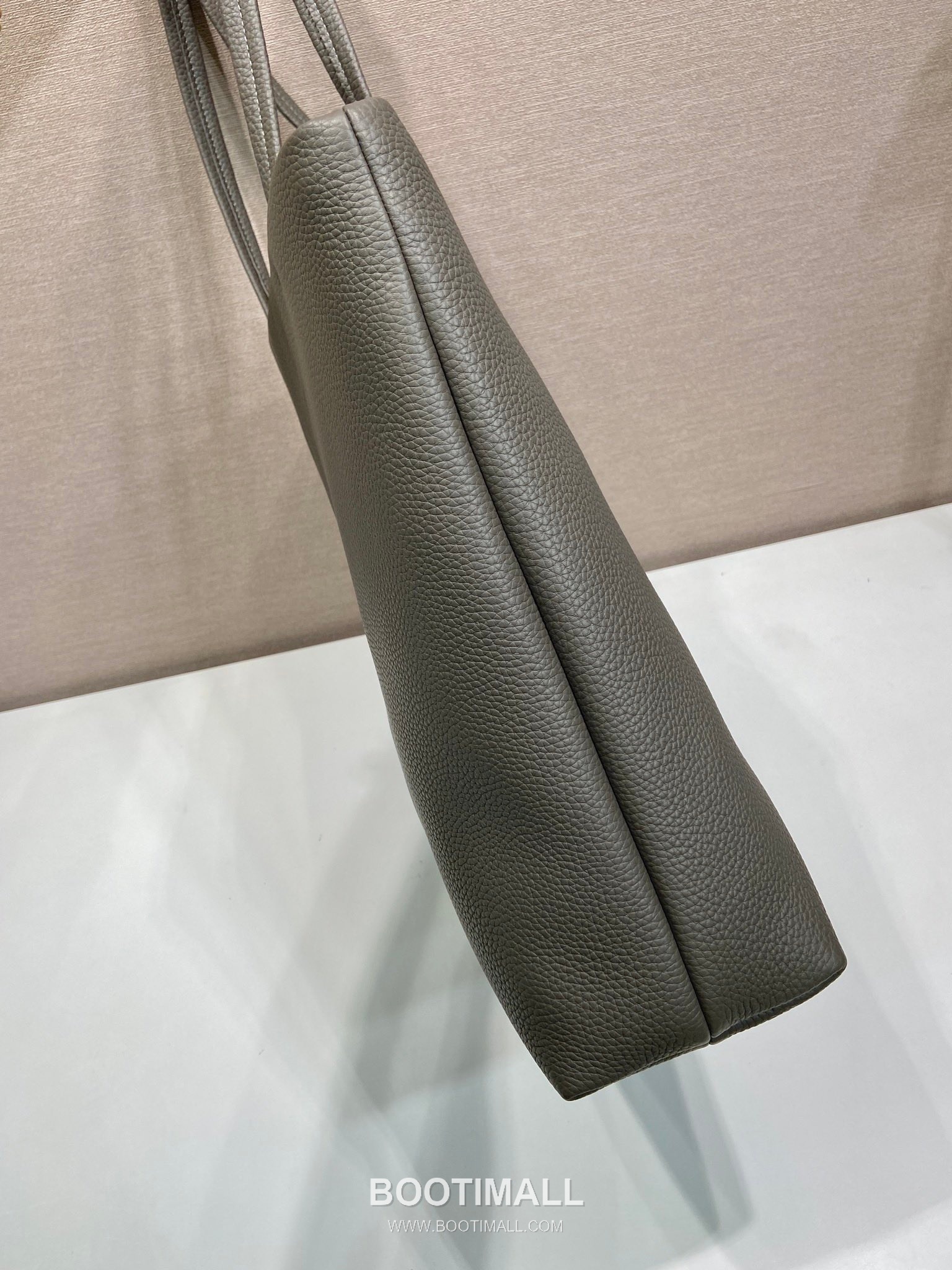 Prada Deer Grain Leather Tote Bag with Enamel Triangle Logo and Name Tag 프라다 디어 그레인 레더 삼각로고 네임태그 토트백 2VG130 38cm 7