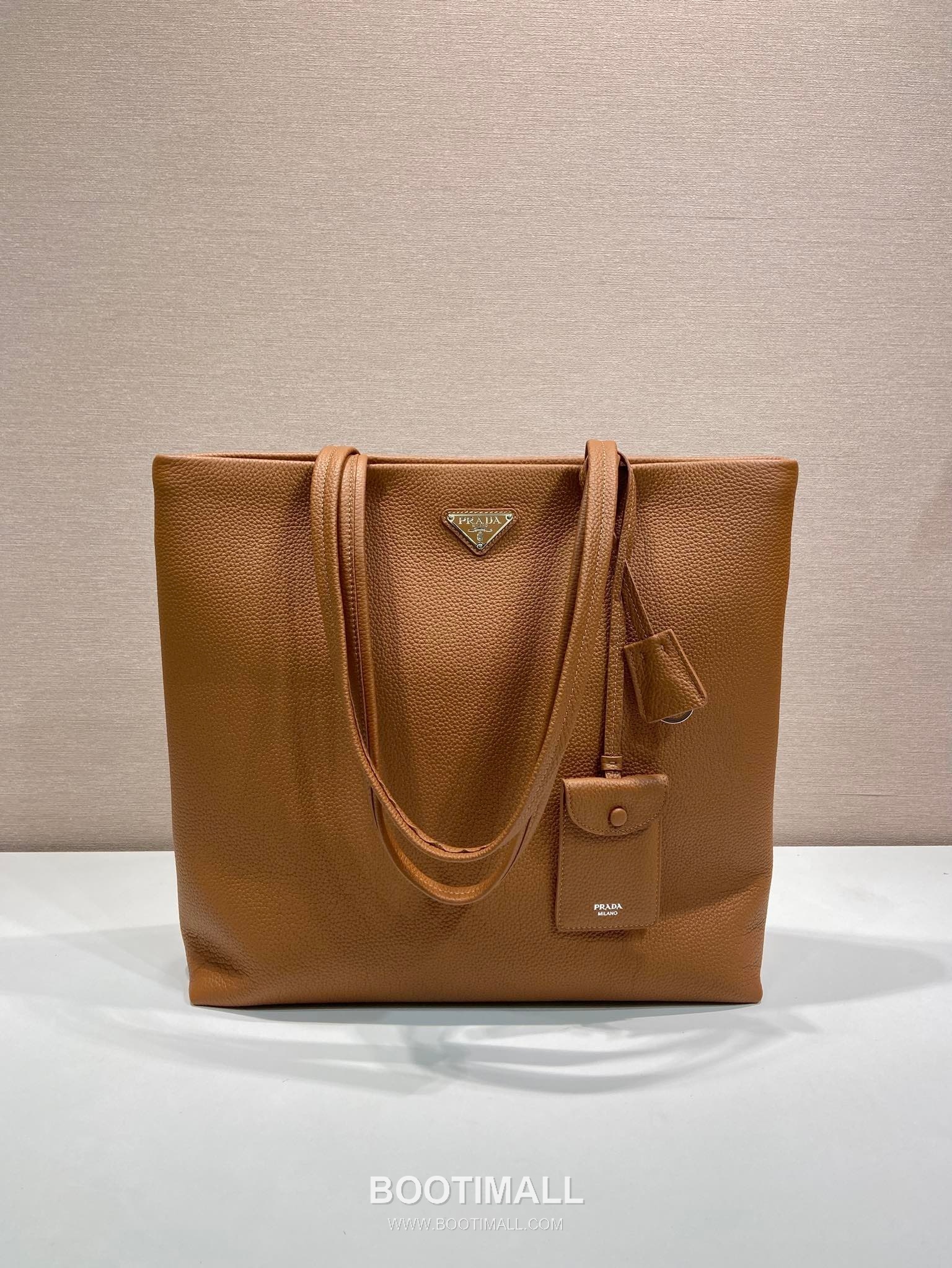 Prada Deer Grain Leather Tote Bag with Enamel Triangle Logo and Name Tag 프라다 디어 그레인 레더 삼각로고 네임태그 토트백 2VG130 38cm 1