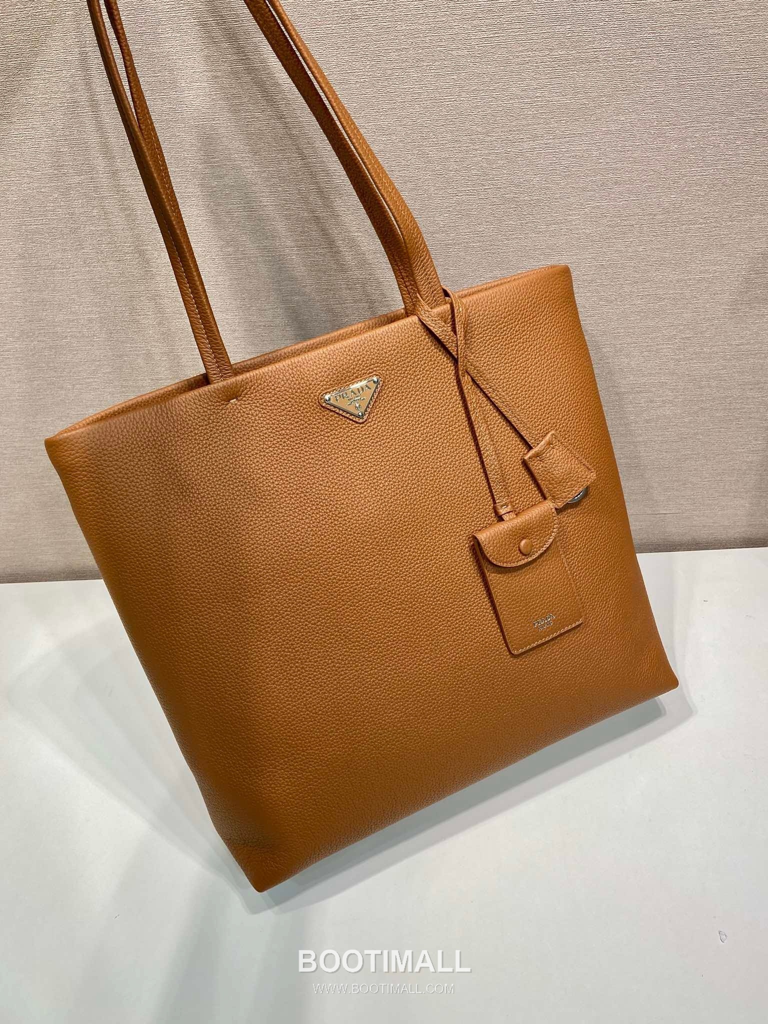 Prada Deer Grain Leather Tote Bag with Enamel Triangle Logo and Name Tag 프라다 디어 그레인 레더 삼각로고 네임태그 토트백 2VG130 38cm 3
