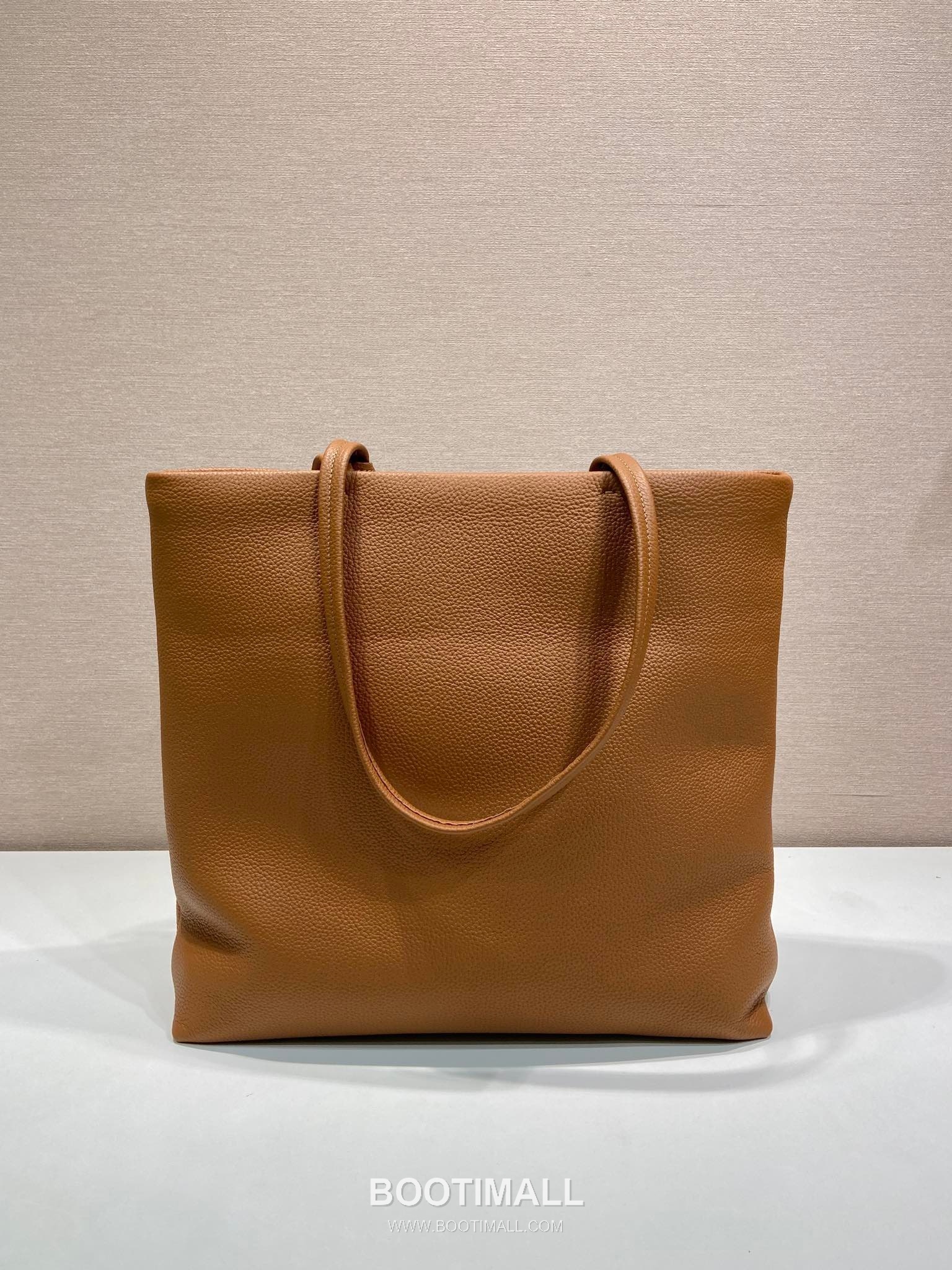 Prada Deer Grain Leather Tote Bag with Enamel Triangle Logo and Name Tag 프라다 디어 그레인 레더 삼각로고 네임태그 토트백 2VG130 38cm 4