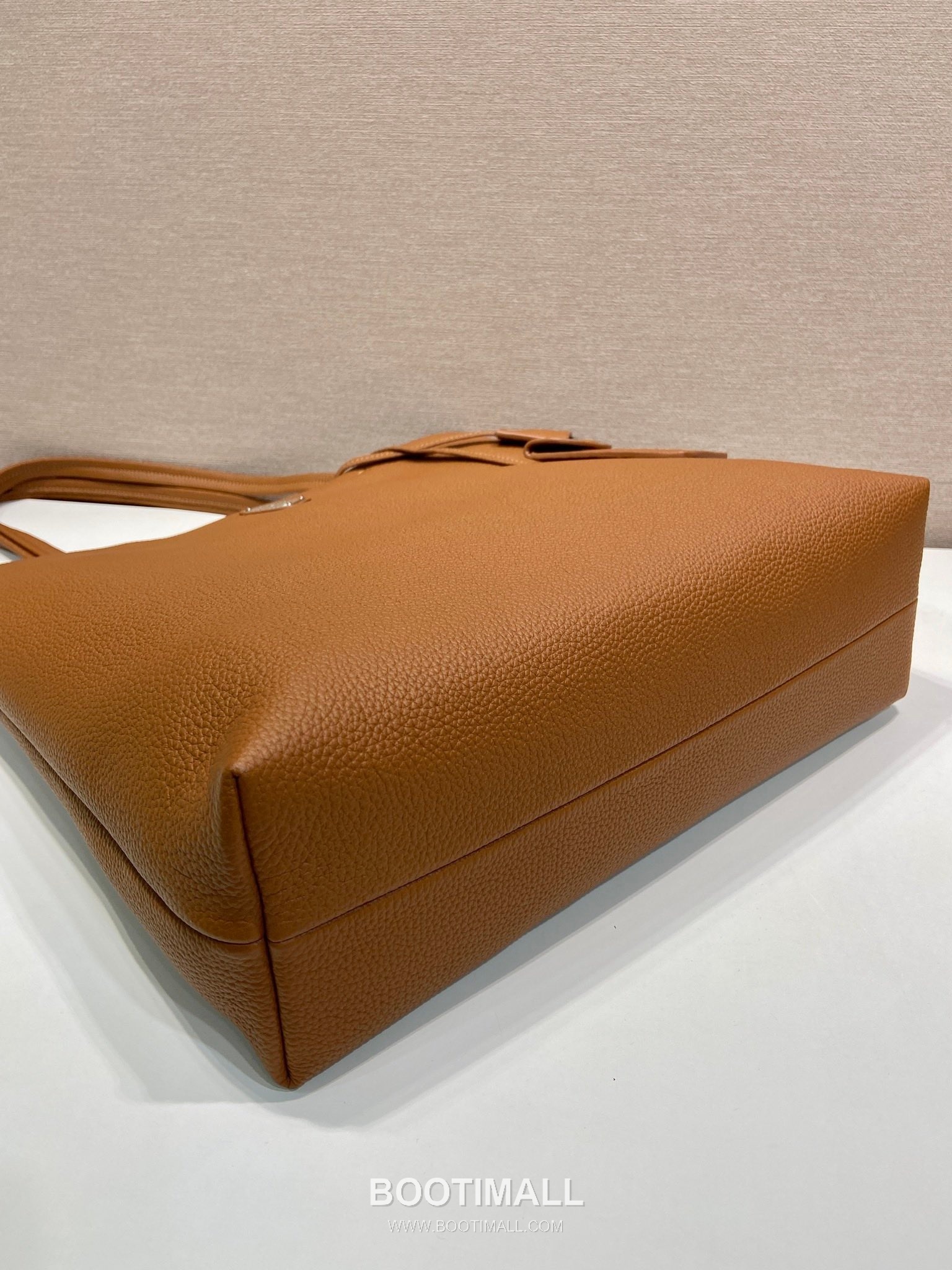 Prada Deer Grain Leather Tote Bag with Enamel Triangle Logo and Name Tag 프라다 디어 그레인 레더 삼각로고 네임태그 토트백 2VG130 38cm 5