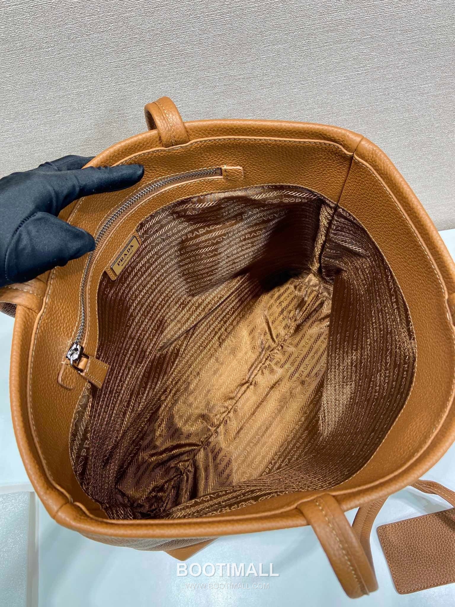 Prada Deer Grain Leather Tote Bag with Enamel Triangle Logo and Name Tag 프라다 디어 그레인 레더 삼각로고 네임태그 토트백 2VG130 38cm 8
