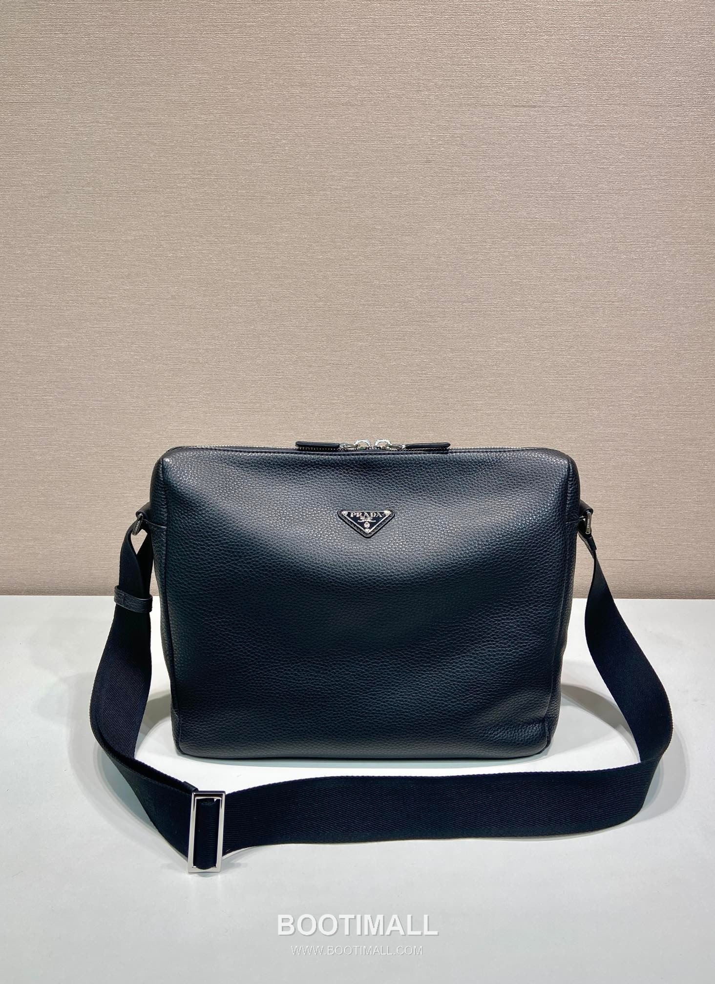 Prada Leather Messenger Bag with Woven Strap and Zip Closure 프라다 레더 우븐 스트랩 지퍼 메신저백 2VH182 31.5cm 2