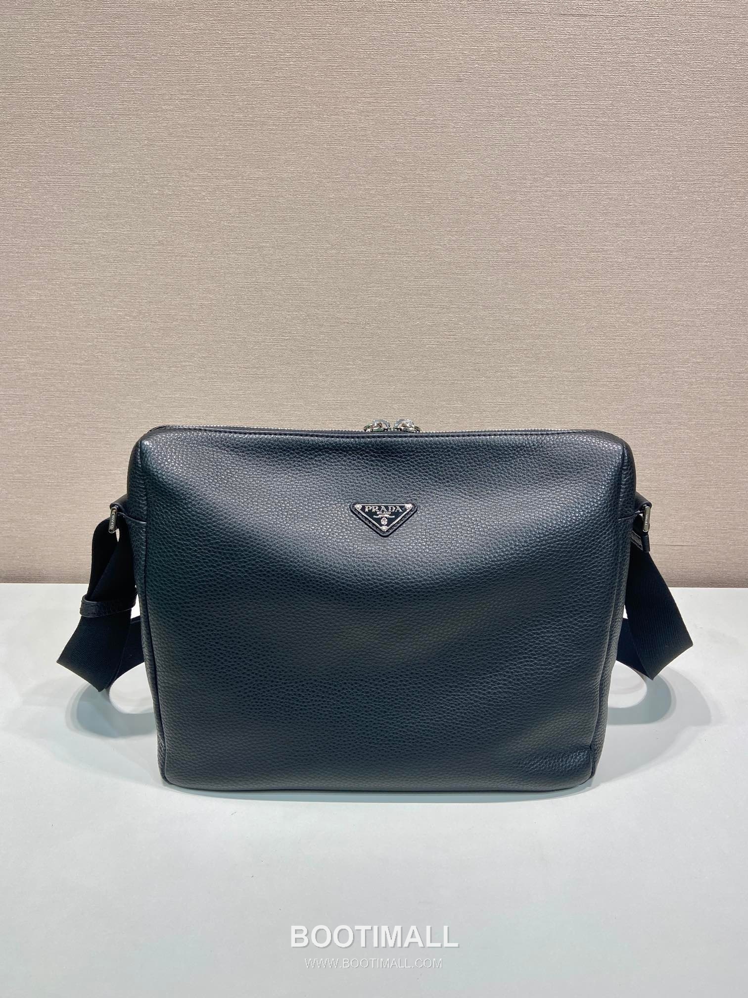 Prada Leather Messenger Bag with Woven Strap and Zip Closure 프라다 레더 우븐 스트랩 지퍼 메신저백 2VH182 31.5cm 3