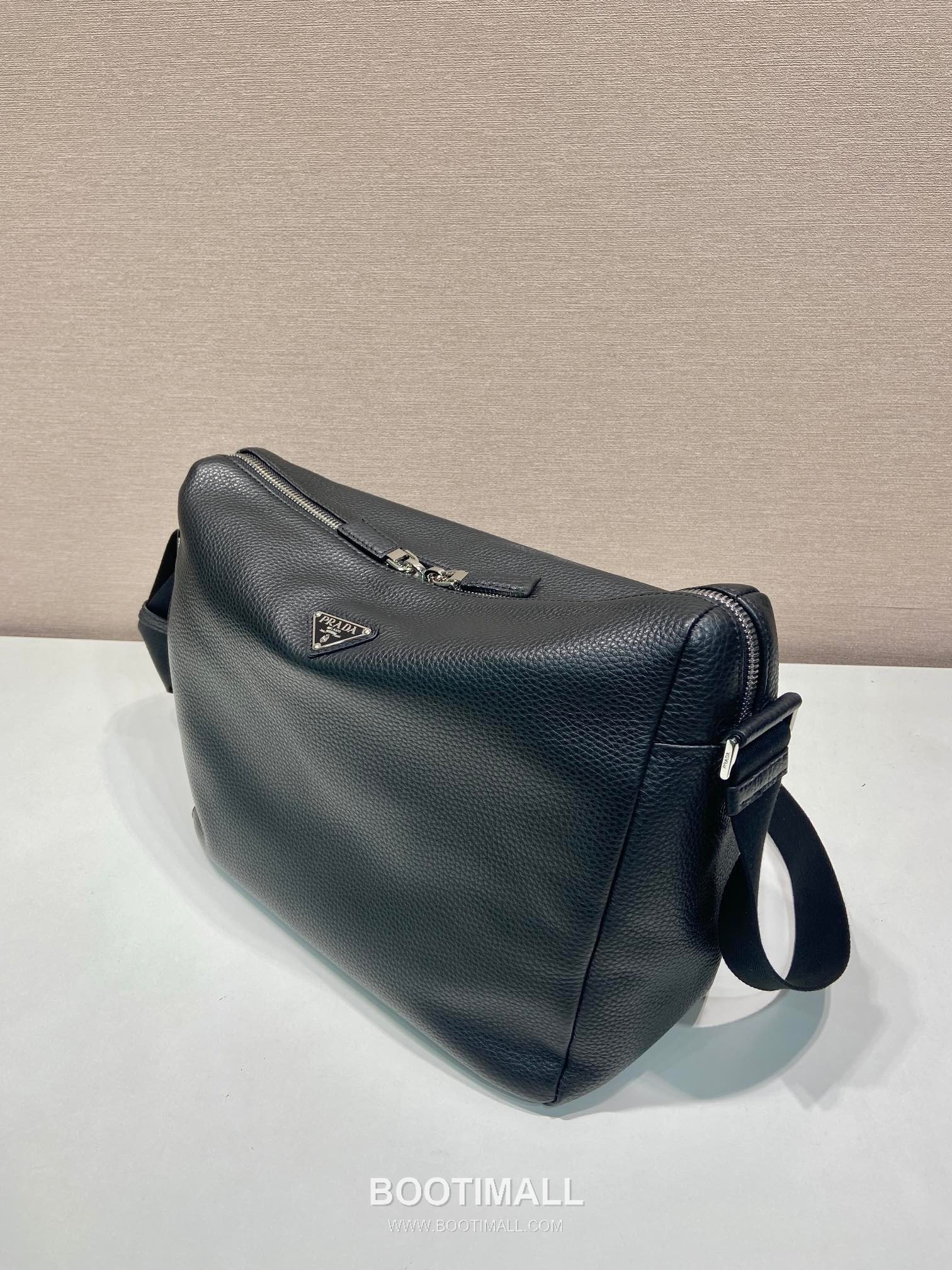 Prada Leather Messenger Bag with Woven Strap and Zip Closure 프라다 레더 우븐 스트랩 지퍼 메신저백 2VH182 31.5cm 4
