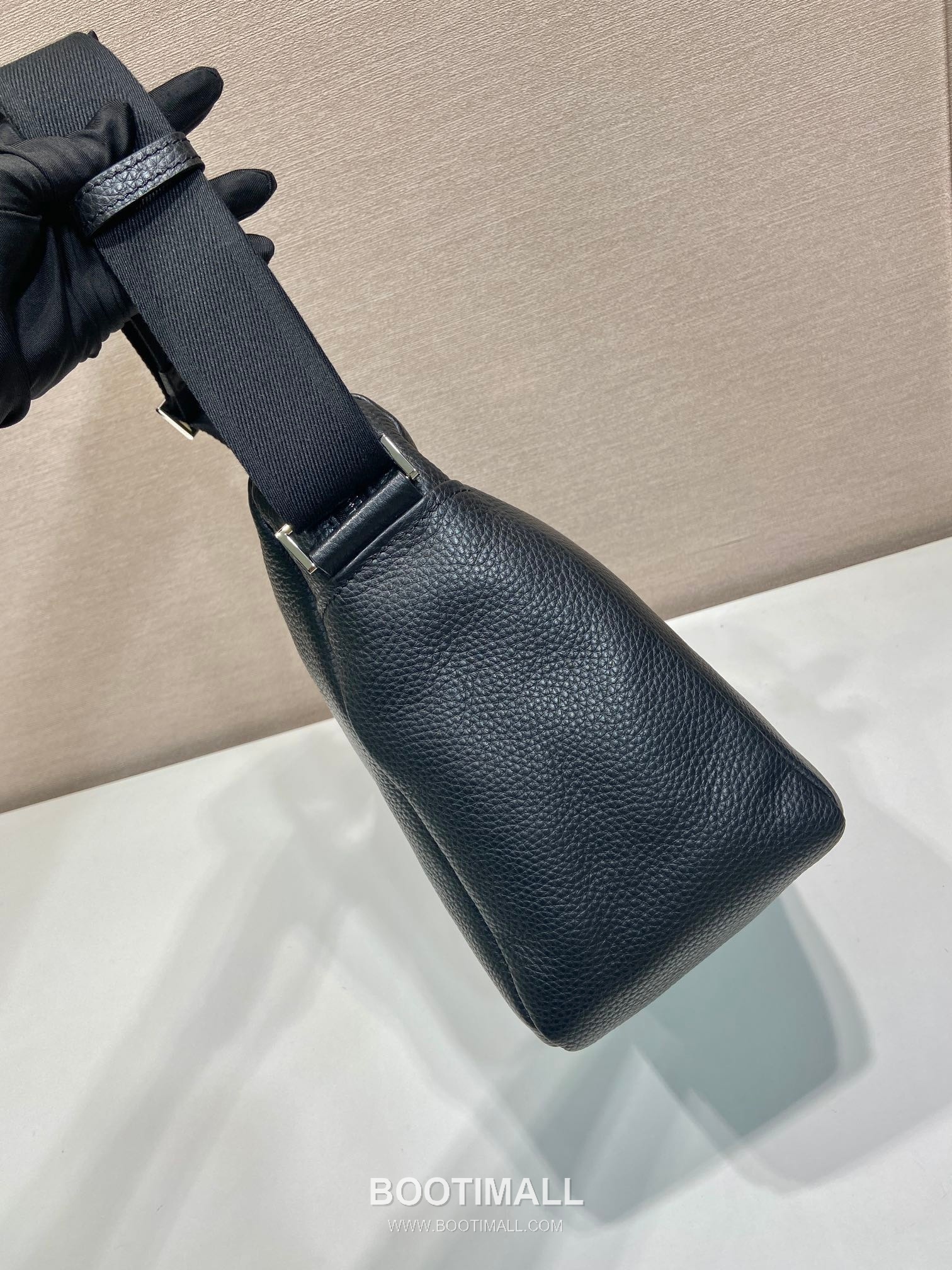 Prada Leather Messenger Bag with Woven Strap and Zip Closure 프라다 레더 우븐 스트랩 지퍼 메신저백 2VH182 31.5cm 5