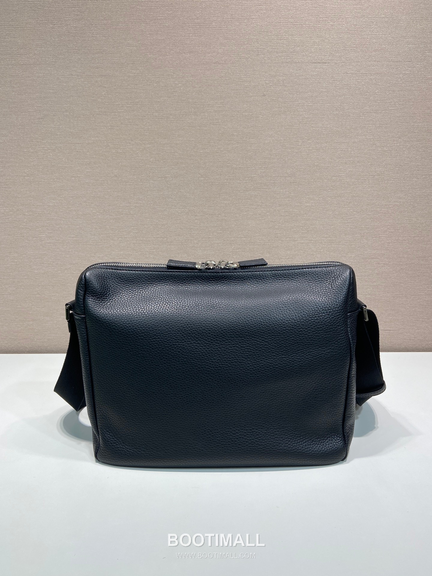 Prada Leather Messenger Bag with Woven Strap and Zip Closure 프라다 레더 우븐 스트랩 지퍼 메신저백 2VH182 31.5cm 7