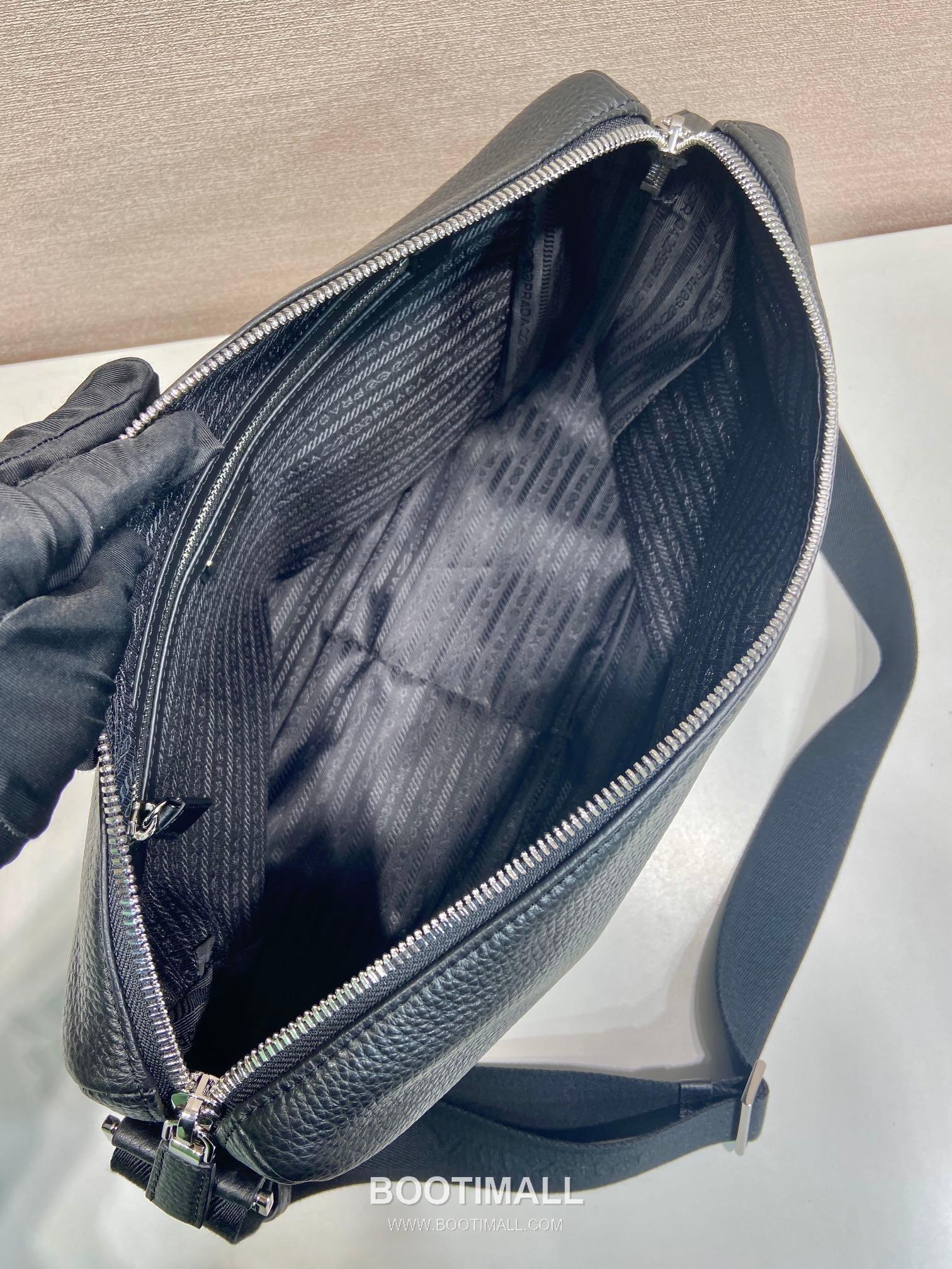 Prada Leather Messenger Bag with Woven Strap and Zip Closure 프라다 레더 우븐 스트랩 지퍼 메신저백 2VH182 31.5cm 8