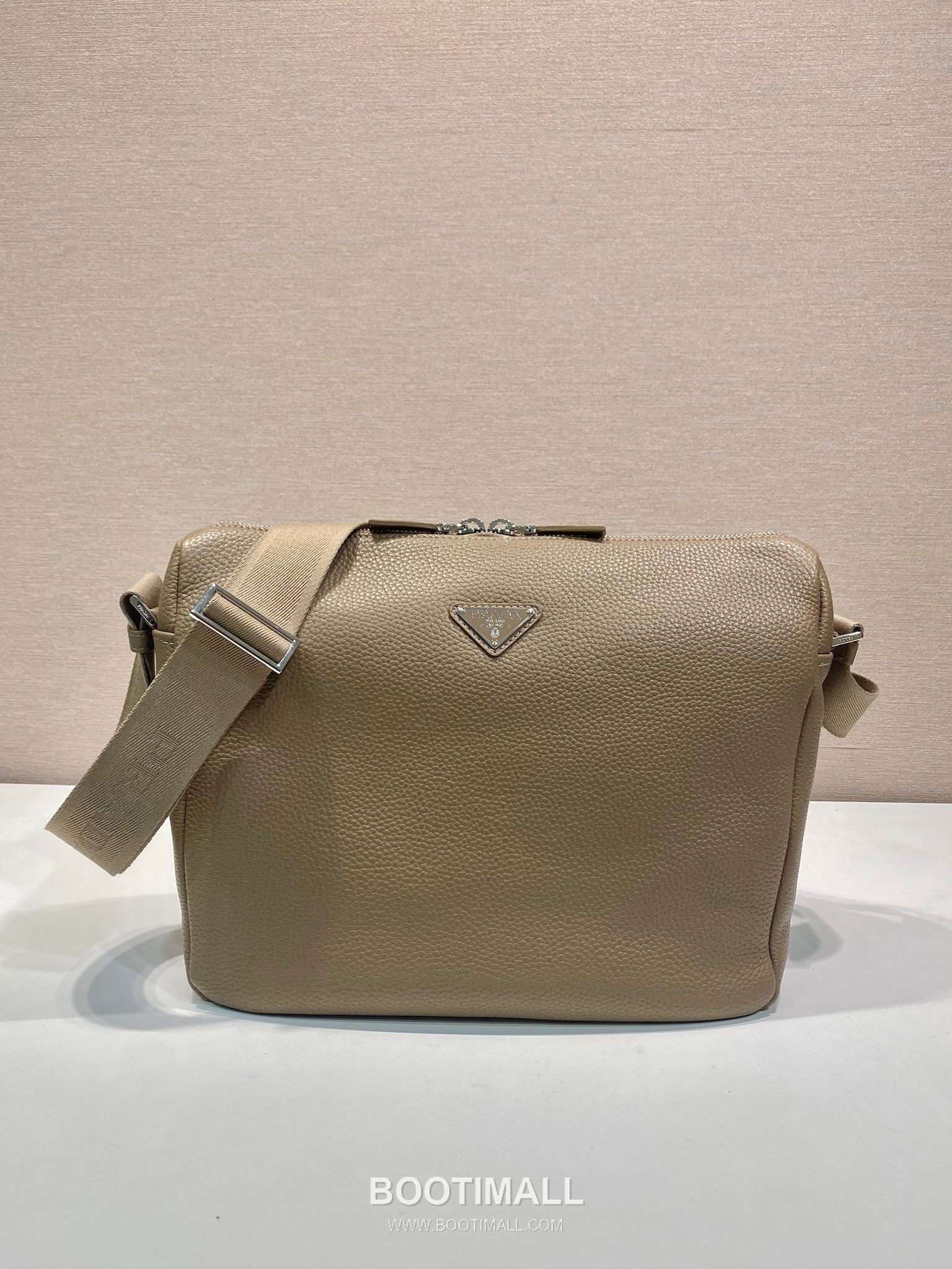Prada Leather Messenger Bag with Woven Strap and Zip Closure 프라다 레더 우븐 스트랩 지퍼 메신저백 2VH182 31.5cm 1