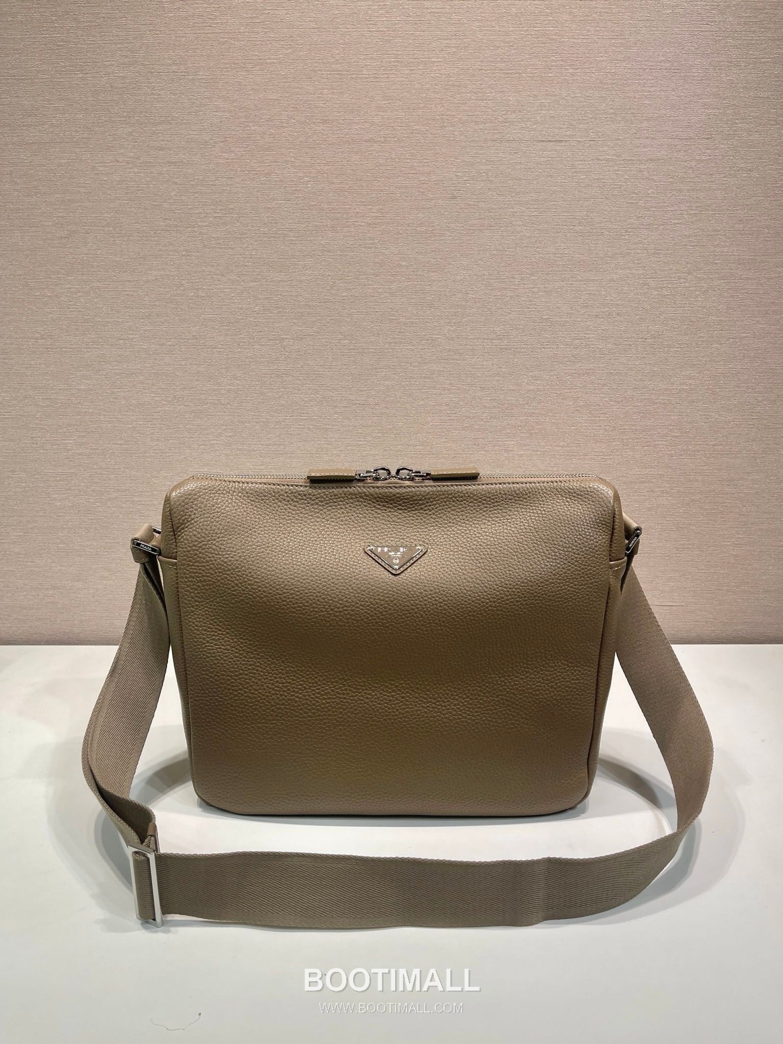 Prada Leather Messenger Bag with Woven Strap and Zip Closure 프라다 레더 우븐 스트랩 지퍼 메신저백 2VH182 31.5cm 2