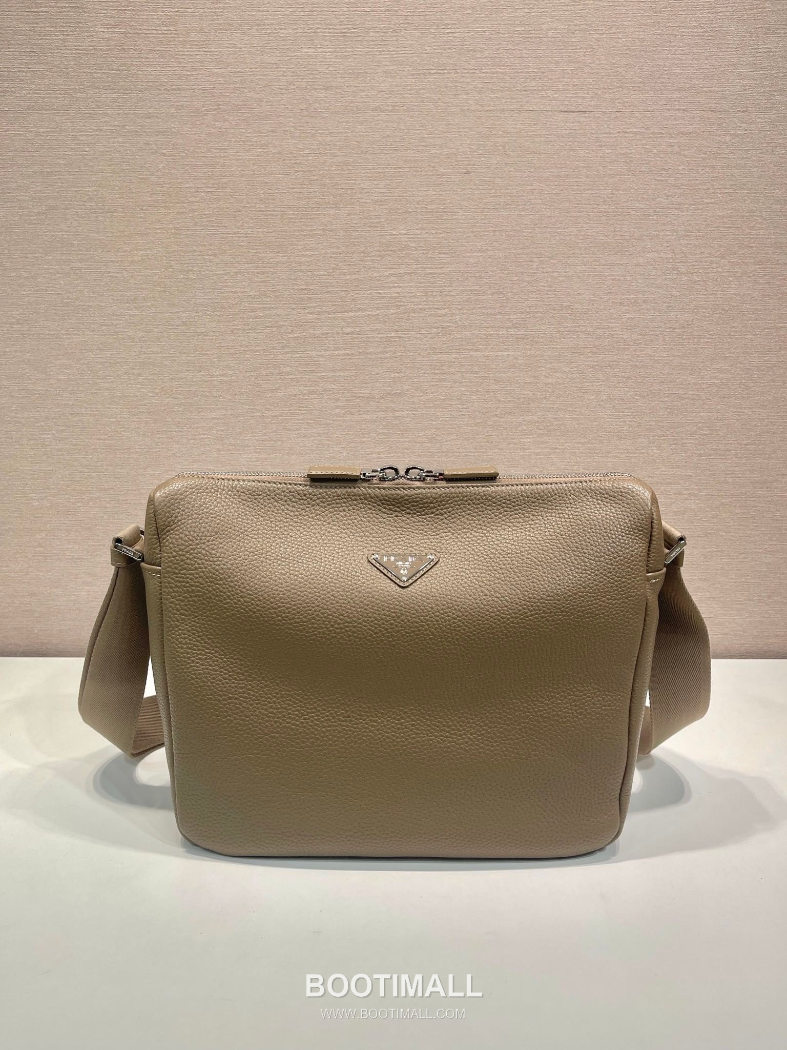 Prada Leather Messenger Bag with Woven Strap and Zip Closure 프라다 레더 우븐 스트랩 지퍼 메신저백 2VH182 31.5cm 3