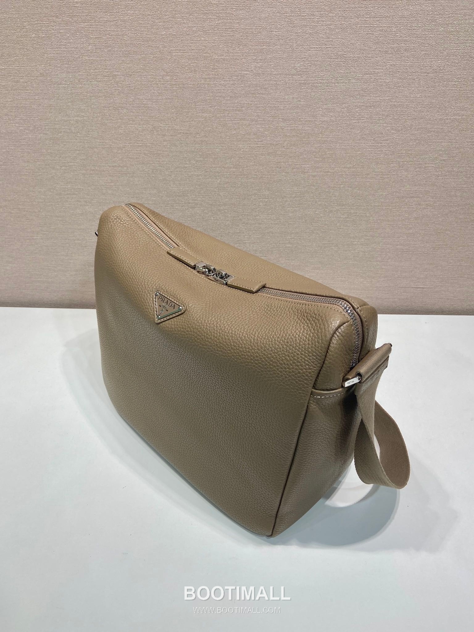 Prada Leather Messenger Bag with Woven Strap and Zip Closure 프라다 레더 우븐 스트랩 지퍼 메신저백 2VH182 31.5cm 4