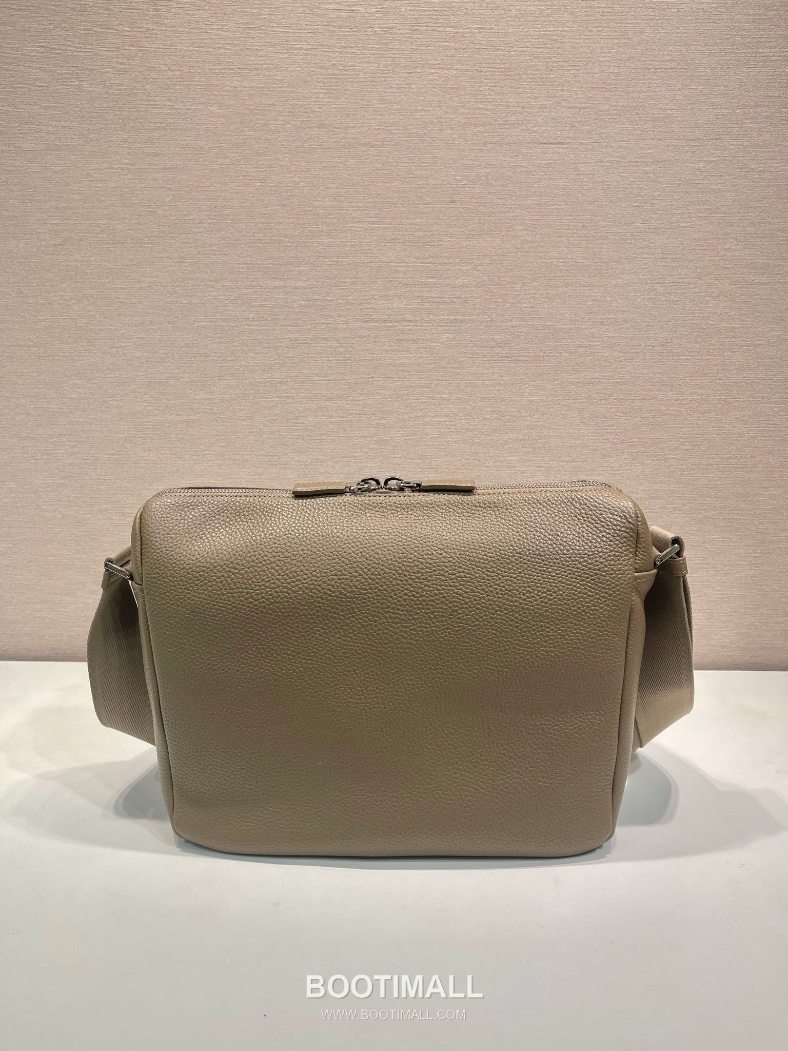 Prada Leather Messenger Bag with Woven Strap and Zip Closure 프라다 레더 우븐 스트랩 지퍼 메신저백 2VH182 31.5cm 5