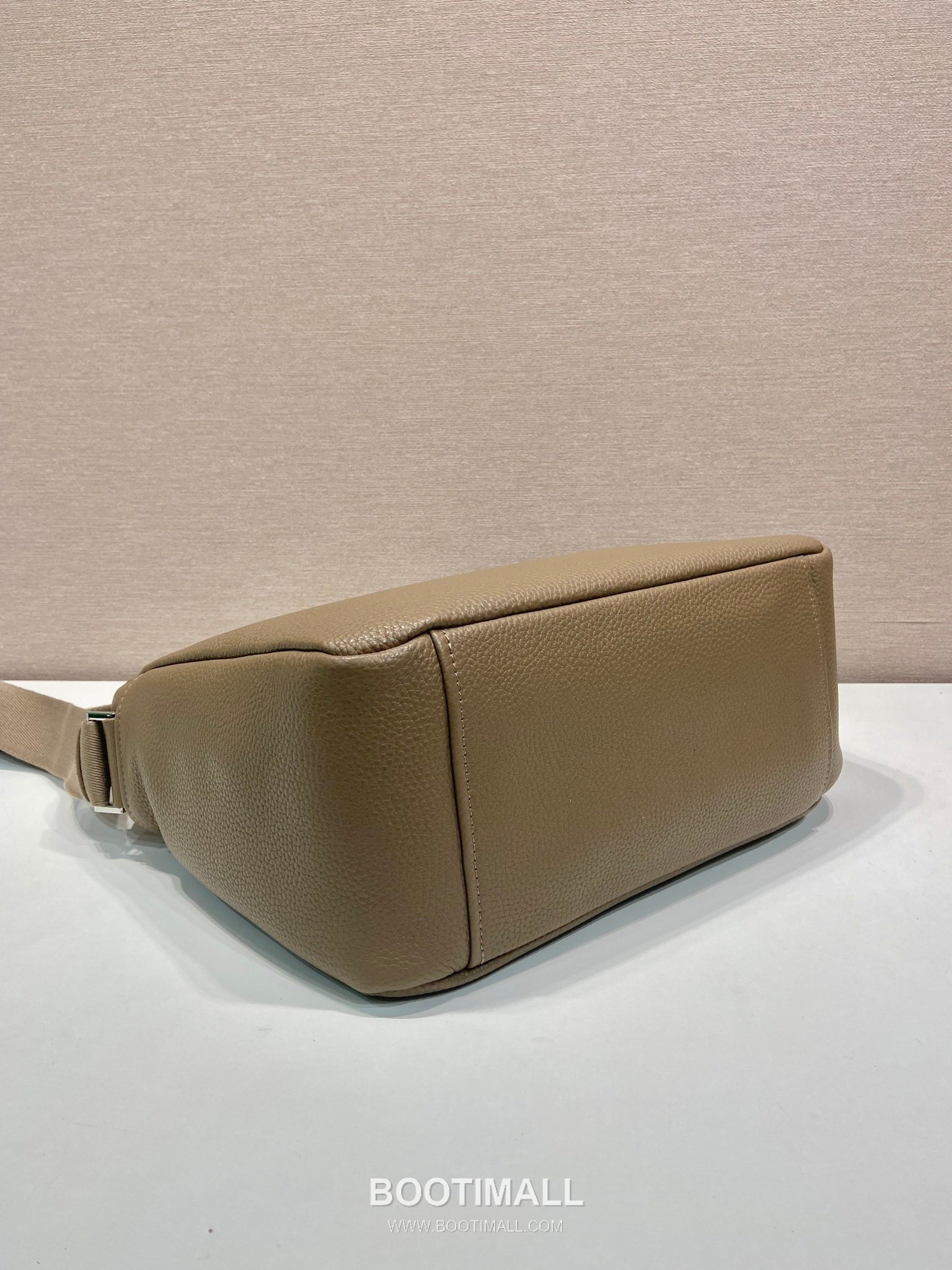 Prada Leather Messenger Bag with Woven Strap and Zip Closure 프라다 레더 우븐 스트랩 지퍼 메신저백 2VH182 31.5cm 6