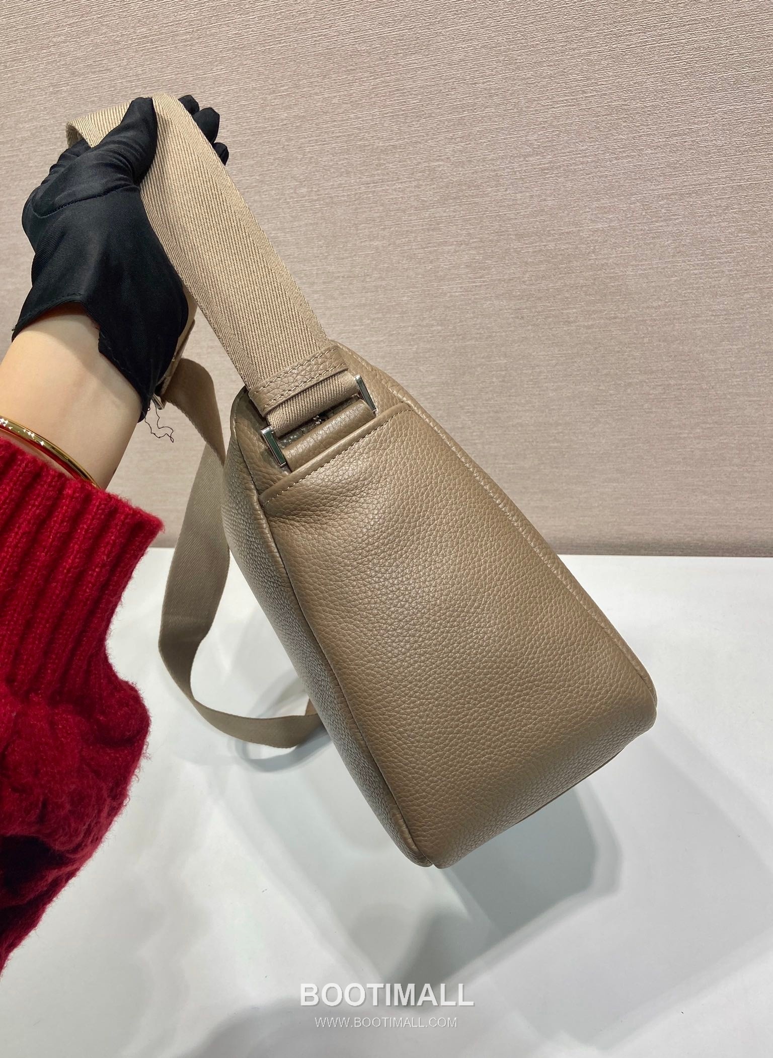 Prada Leather Messenger Bag with Woven Strap and Zip Closure 프라다 레더 우븐 스트랩 지퍼 메신저백 2VH182 31.5cm 7