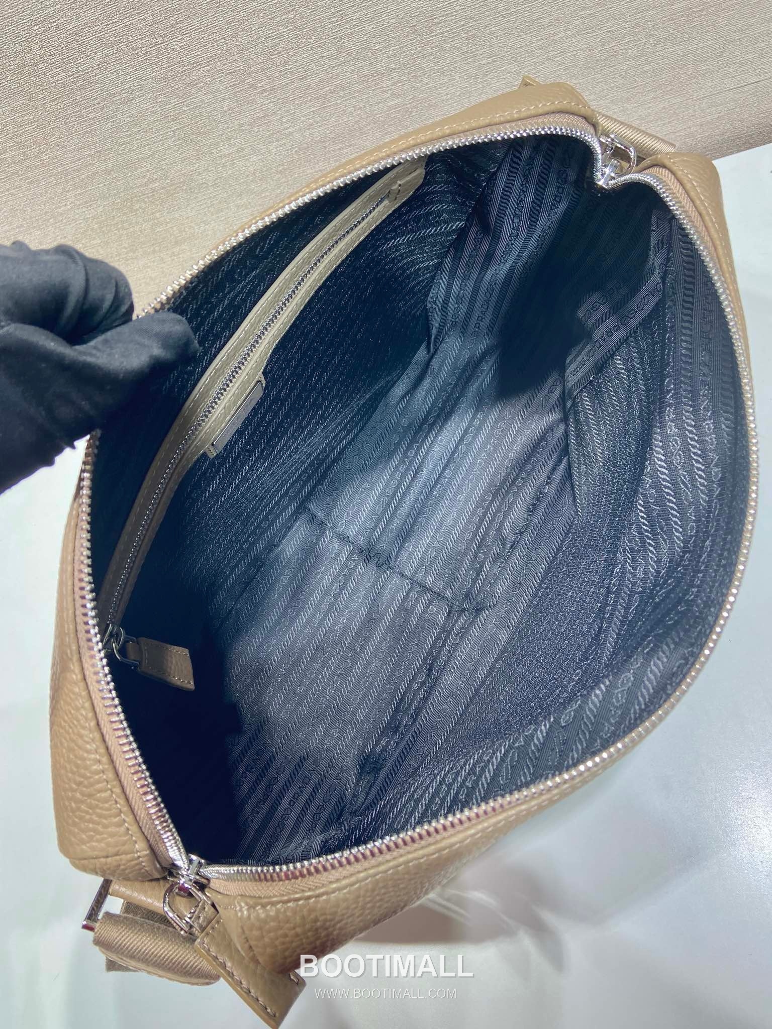 Prada Leather Messenger Bag with Woven Strap and Zip Closure 프라다 레더 우븐 스트랩 지퍼 메신저백 2VH182 31.5cm 8