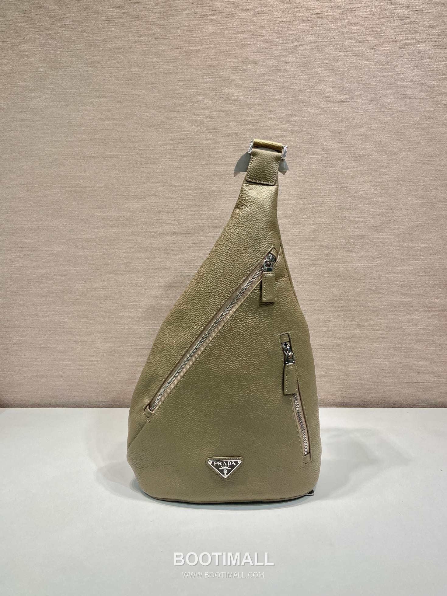 Prada Deer Grain Leather Sling Backpack with Nylon Strap and Triangle Logo 프라다 디어 그레인 레더 나일론 스트랩 슬링 백팩 2VZ092A 26.5cm 1