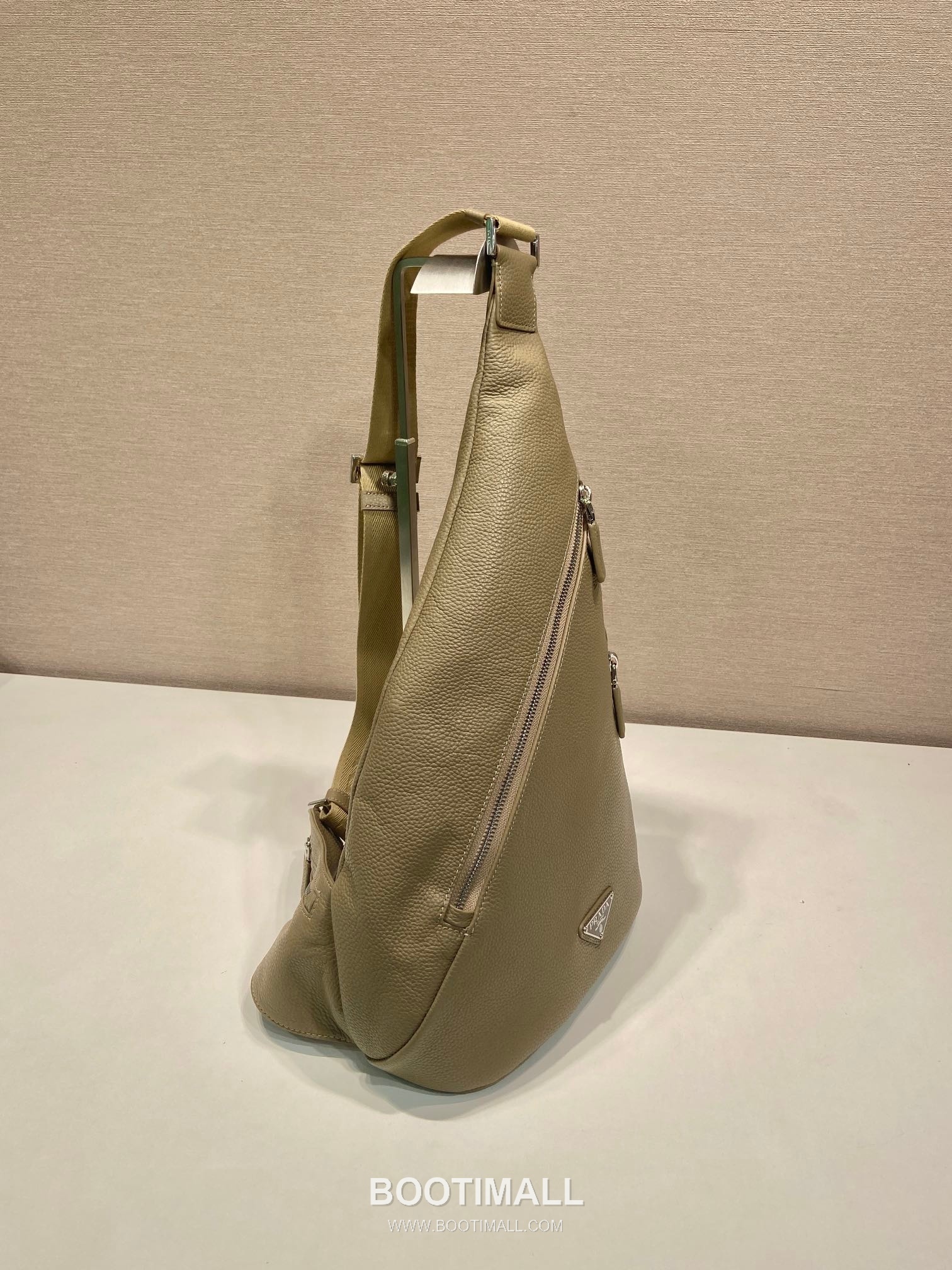 Prada Deer Grain Leather Sling Backpack with Nylon Strap and Triangle Logo 프라다 디어 그레인 레더 나일론 스트랩 슬링 백팩 2VZ092A 26.5cm 2
