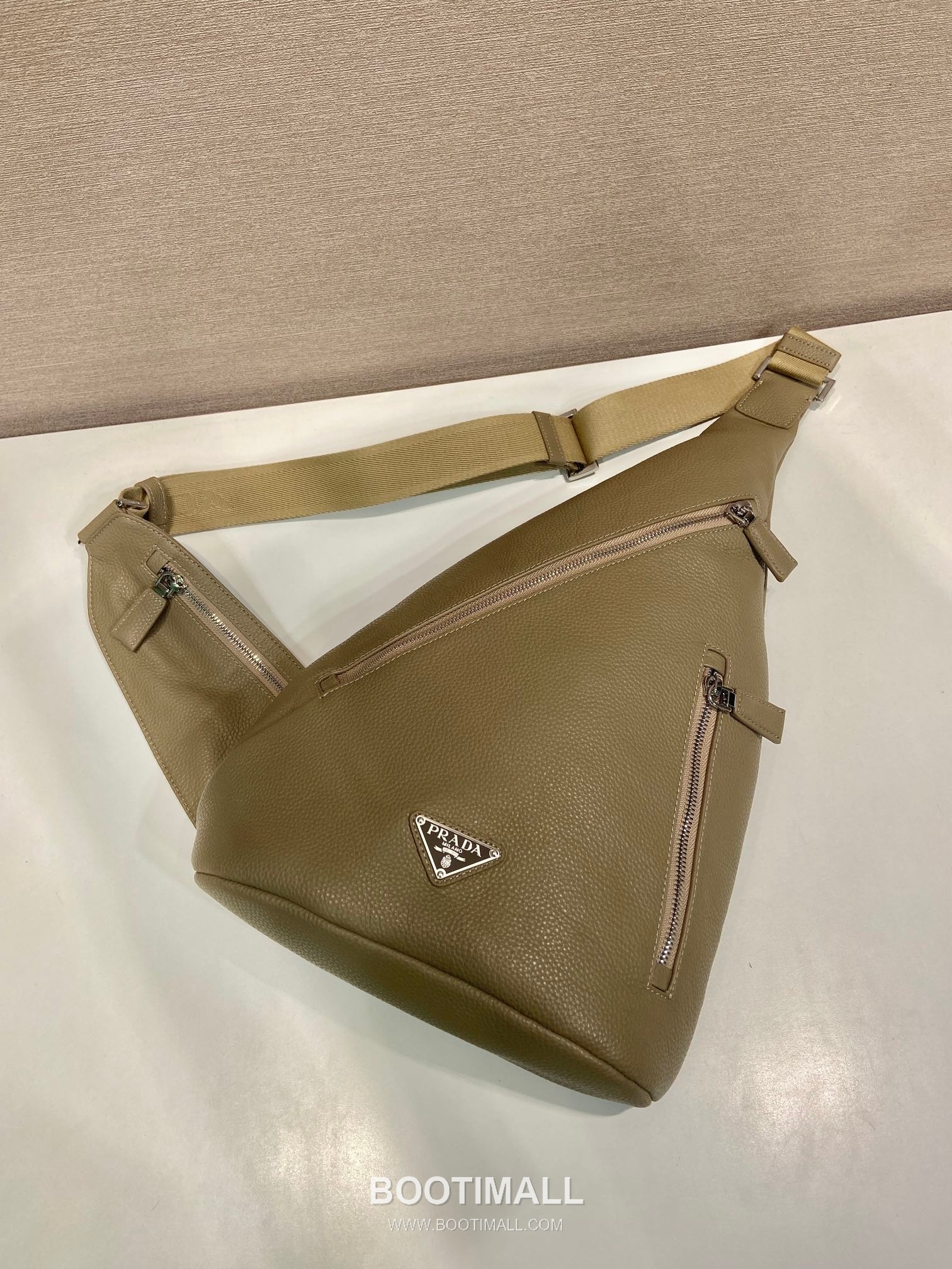 Prada Deer Grain Leather Sling Backpack with Nylon Strap and Triangle Logo 프라다 디어 그레인 레더 나일론 스트랩 슬링 백팩 2VZ092A 26.5cm 3
