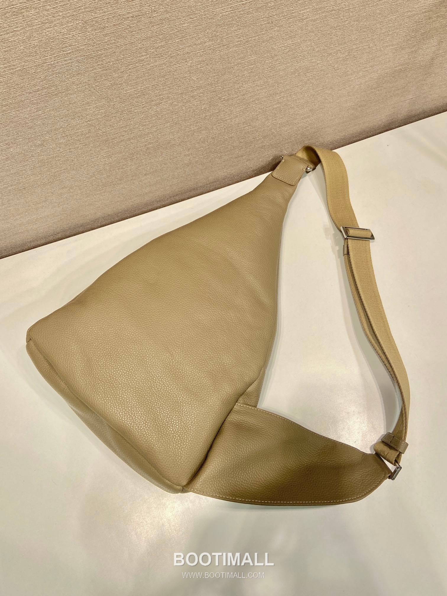 Prada Deer Grain Leather Sling Backpack with Nylon Strap and Triangle Logo 프라다 디어 그레인 레더 나일론 스트랩 슬링 백팩 2VZ092A 26.5cm 5