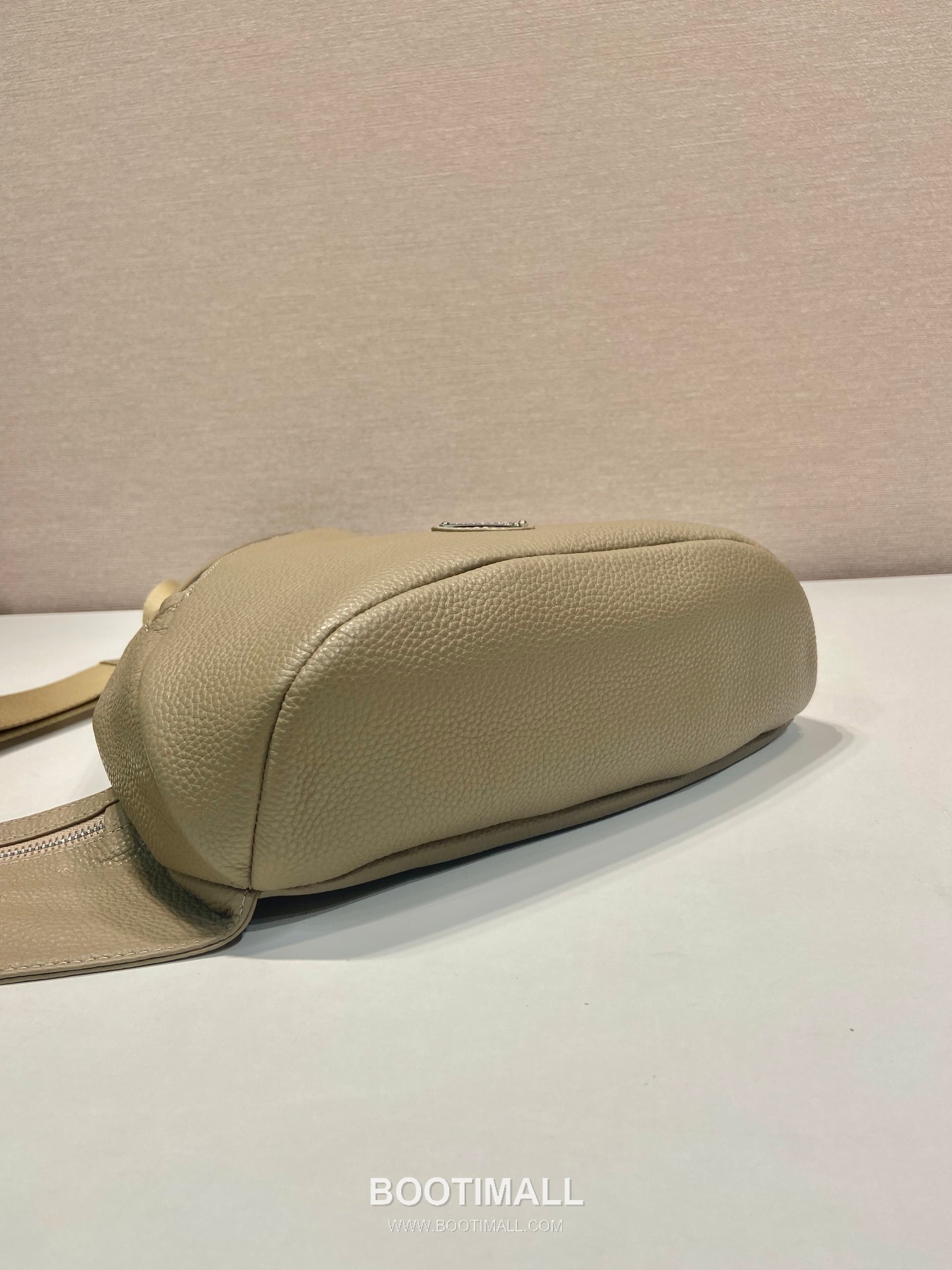 Prada Deer Grain Leather Sling Backpack with Nylon Strap and Triangle Logo 프라다 디어 그레인 레더 나일론 스트랩 슬링 백팩 2VZ092A 26.5cm 6