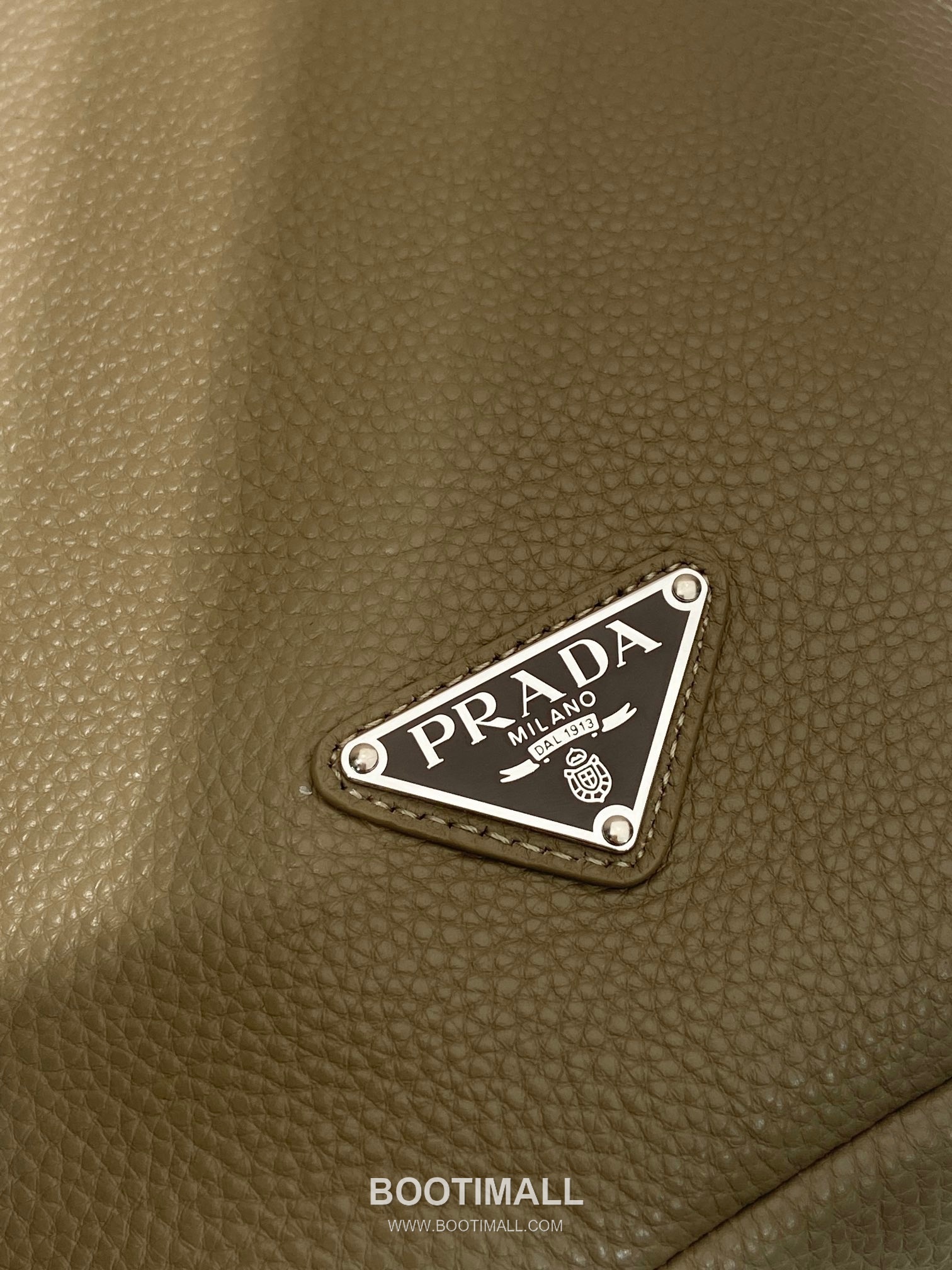 Prada Deer Grain Leather Sling Backpack with Nylon Strap and Triangle Logo 프라다 디어 그레인 레더 나일론 스트랩 슬링 백팩 2VZ092A 26.5cm 7